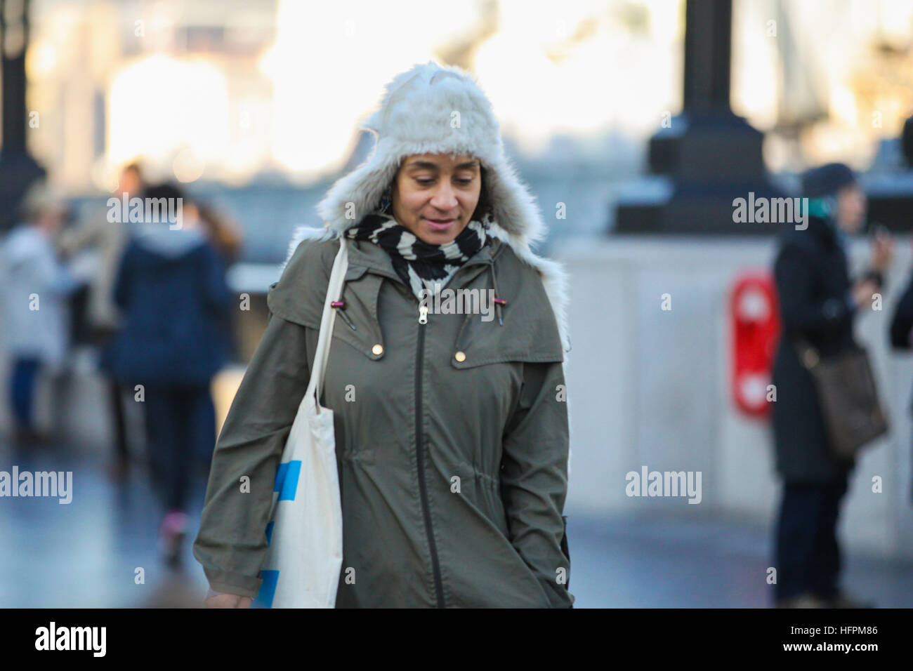 People brave the freezing weather while out and about on a cold but sunny day in London. It was a cold and frosty start to the day across the south of the UK.  Featuring: Atmosphere Where: London, United Kingdom When: 30 Nov 2016 Stock Photo