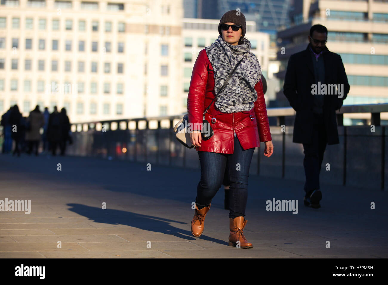 People brave the freezing weather while out and about on a cold but sunny day in London. It was a cold and frosty start to the day across the south of the UK.  Featuring: Atmosphere Where: London, United Kingdom When: 30 Nov 2016 Stock Photo