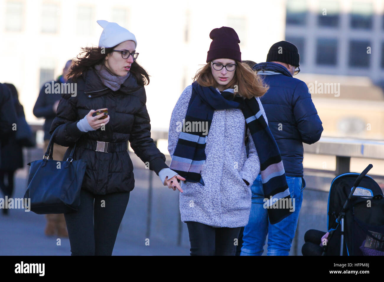 People brave the freezing weather while out and about on a cold but sunny day in London. It was a cold and frosty start to the day across the south of the UK.  Featuring: Atmosphere Where: London, United Kingdom When: 30 Nov 2016 Stock Photo