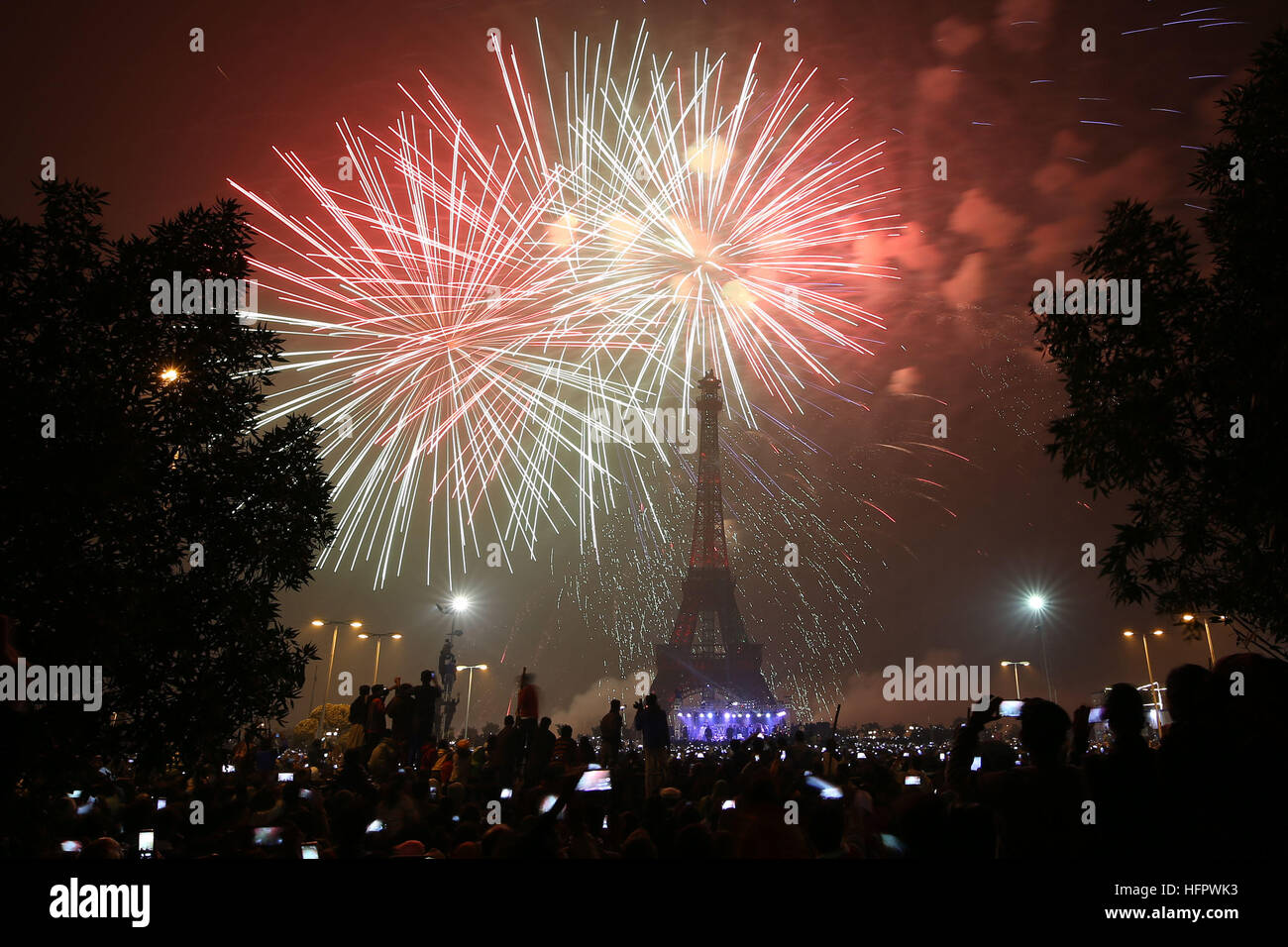Pakistan Rrrrr Jan Lahore, Pakistan. 01st Jan, 2017. Fireworks light the sky near the ...