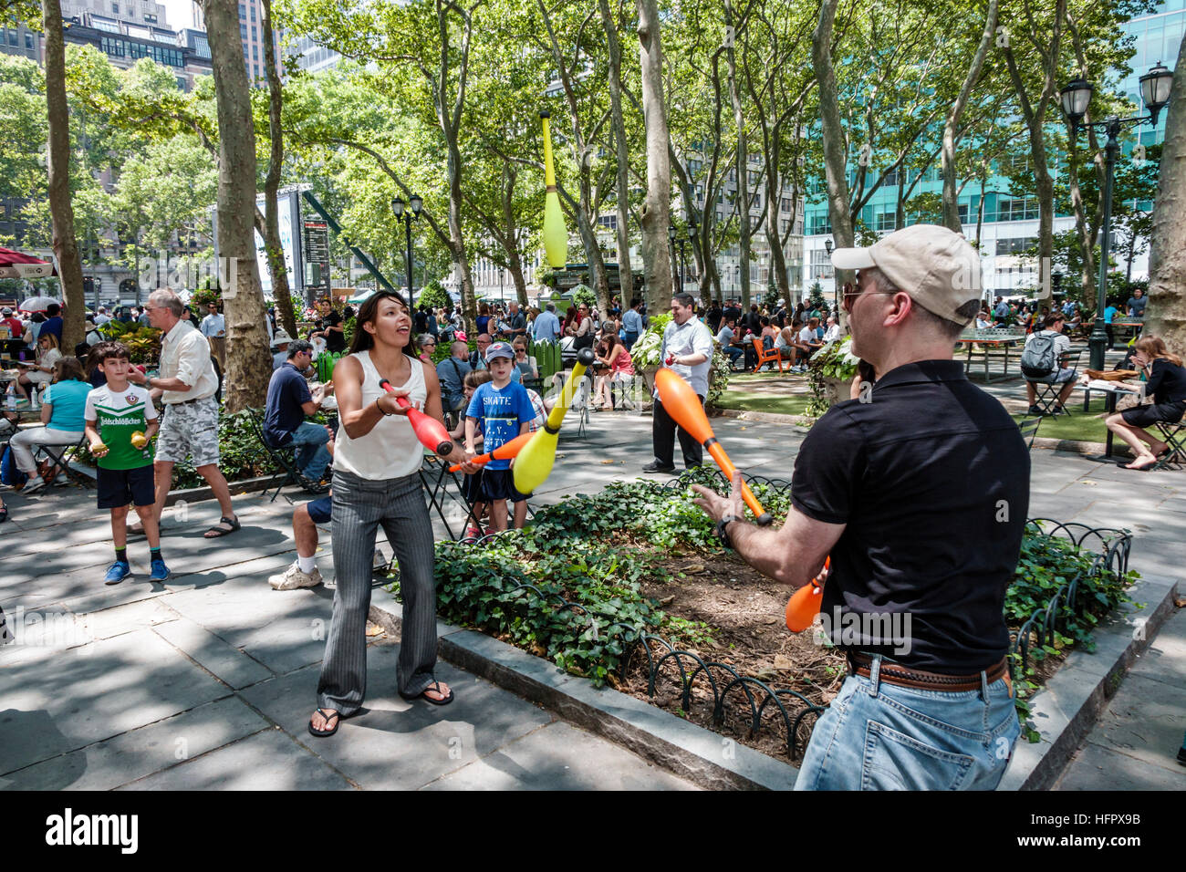 New York City,NY NYC Manhattan,Midtown,Bryant Park,public park,upper terrace,lunch crowd,adult,adults,man men male,woman female women,juggling,free cl Stock Photo
