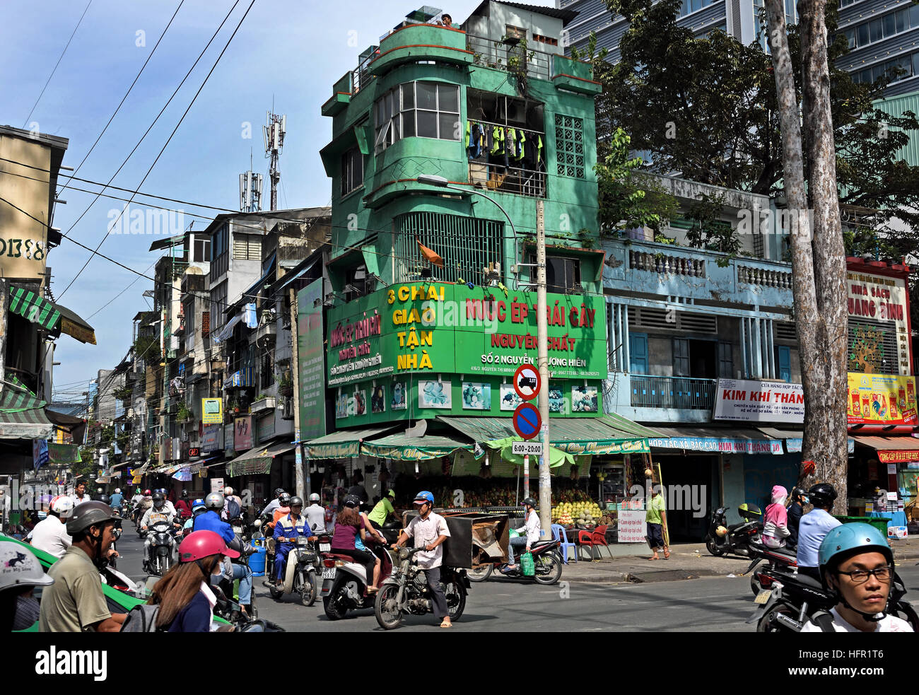 Rush hour commuters car taxis scooters motorcycles Pham Viet Chanh street - Nga Sau Cong Hoa  Ho Chi Minh City (Saigon) Vietnam Stock Photo