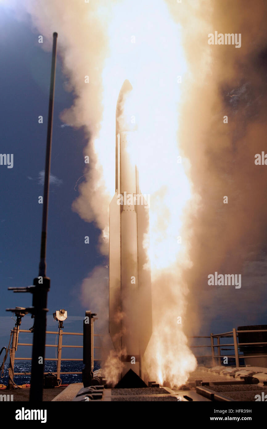 060308-N-0000X-003 Pacific Ocean (March 8, 2006) Ð A Standard Missile 3 (SM-3) is launched from the Ticonderoga-class cruiser USS Lake Erie (CG 70) during a Missile Defense Agency, and Japan Defense Agency cooperative flight test mission. The test entitled Joint Control Test Vehicle-1 (JCTV-1), demonstrated the performance of the SM-3 missile modified with the Japan-designed advanced nosecone and Aegis BMD Weapon System. U.S. Navy photo (RELEASED) US Navy 060308-N-0000X-003 A Standard Missile Three (SM-3) is launched from the Ticonderoga-class cruiser USS Lake Erie (CG 70) during a Missile Def Stock Photo