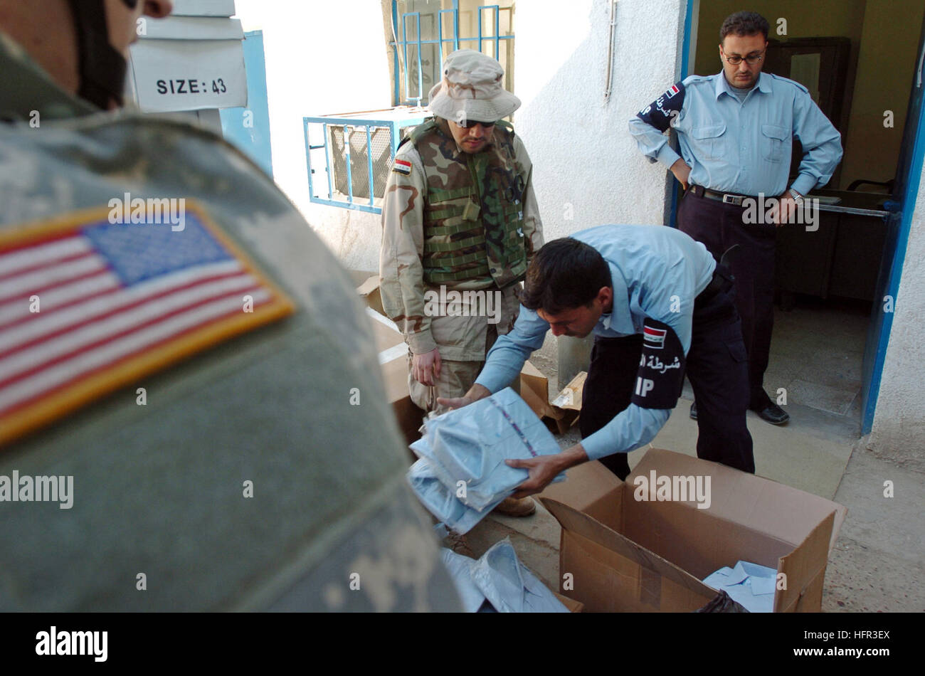 060312-N-7586B-092 Baghdad, Iraq (March 12, 2006) - U.S. Army Task Force 519th Military Police, Head Quarters/Head Quarters Detachment (HHD), are participating in operation ÒConstable Bounty,Ó by delivering police uniforms and gear, helping outfit and train the local Iraqi Police department. U.S. Navy photo by PhotographerÕs Mate 1st Class Bart A. Bauer (RELEASED) US Navy 060312-N-7586B-092 U.S. Army Task Force 519th Military Police, Head Quarters-Head Quarters Detachment (HHD), are participating in operation Constable Bounty Stock Photo