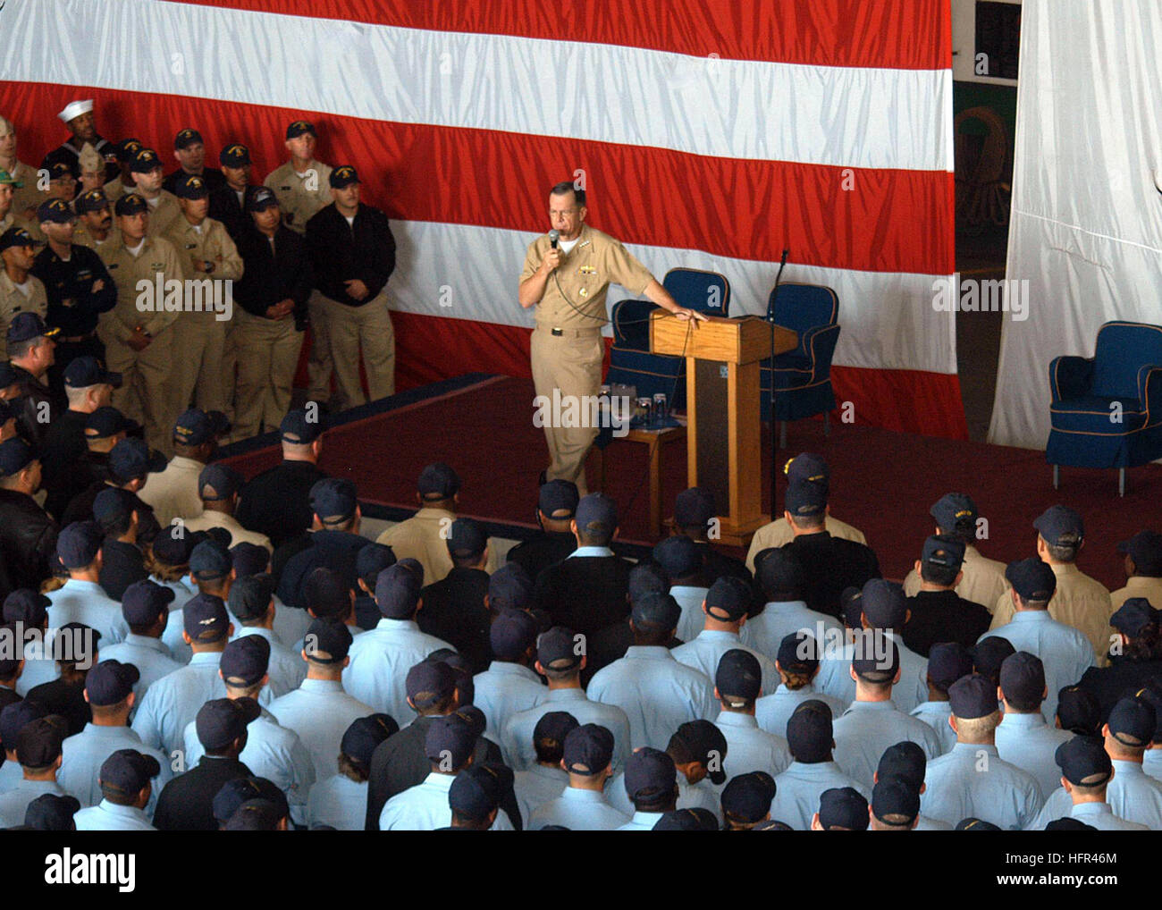 060329-N-8090G-019 Mayport, Fla. (March 29, 2006) - Chief of Naval Operations Adm. Mike Mullen conducts an allÐhands call aboard USS John F. Kennedy (CV 67). Mullen visited Kennedy to keep the crew abreast of the ongoing debate over the storied carrierÕs future. U.S. Navy photo by Photographer's Mate Airman Nicholas Garratt (RELEASED) US Navy 060329-N-8090G-019 Chief of Naval Operations Adm. Mike Mullen conducts an all%%5Endash,hands call aboard USS John F. Kennedy (CV 67) Stock Photo
