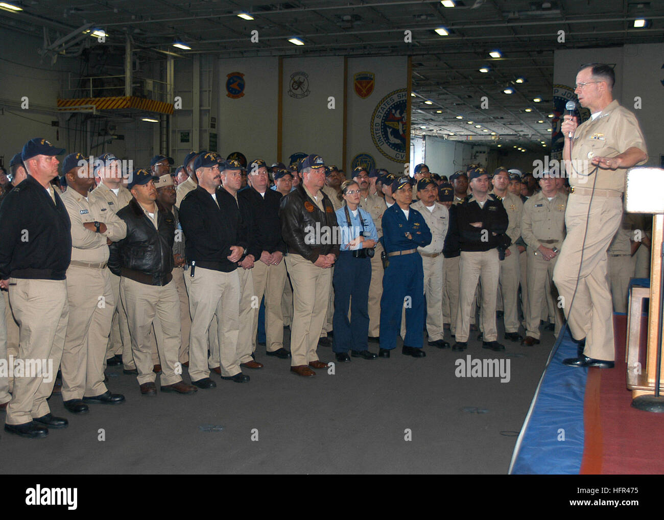 060329-N-7695R-006 Mayport, Fla. (March 29, 2006) - Chief of Naval Operations Adm. Mike Mullen conducts an allÐhands call aboard USS John F. Kennedy (CV 67). Mullen visited Kennedy to keep the crew abreast of the ongoing debate over the storied carrierÕs future. U.S. Navy photo by PhotographerÕs Mate Airman Anthony Riddle (RELEASED) US Navy 060329-N-7695R-006 Chief of Naval Operations Adm. Mike Mullen conducts an all%%5Endash,hands call aboard USS John F. Kennedy (CV 67) Stock Photo