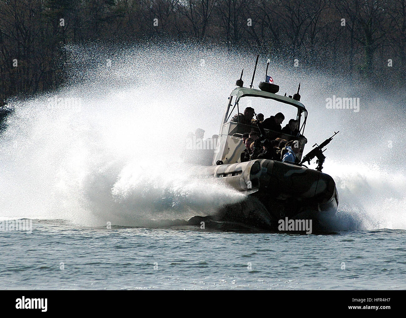 060406-N-5694H-002 Annapolis, Md. (April 6, 2006) - A small unit riverine craft assigned to U.S. Marine Training Detachment, Camp Lejeune, N.C., demonstrates a ÒJÓ turn for U.S. Naval Academy midshipmen in the Severn River. The riverine craft and their crews visited Annapolis for the U.S. Naval Institute 2006 Applied Naval History Conference, ÒRiverine Warfare: Back to the Future?Ó U.S. Navy photo by PhotographerÕs Mate Airman Cale Hanie (RELEASED) US Navy 060406-N-5694H-002 A small unit riverine craft assigned to U.S. Marine Training Detachment, Camp Lejeune, N.C., demonstrates a J turn for U Stock Photo