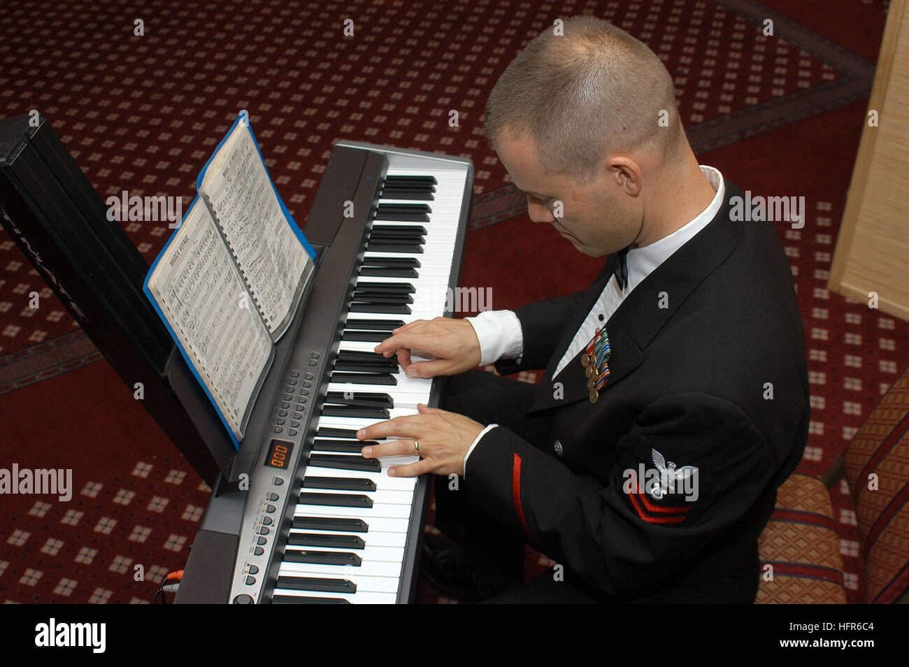 061024-N-2716P-002 Yokosuka, Japan (Oct. 24, 2006) - Musician 2nd Class Dirk Denton, assigned to the 7th Fleet Navy Band, plays the keyboard during the Executive Forum Dinner held at the Officer's Club of Commander Fleet Activities Yokosuka. U.S. Ambassador to Japan, Thomas Schieffer, was the guest speaker. U.S. Navy photo by Mass Communication Specialist 1st Class Paul J. Phelps (RELEASED) US Navy 061024-N-2716P-002 Musician 2nd Class Dirk Denton, assigned to the 7th Fleet Navy Band, plays the keyboard during the Executive Forum Dinner held at the Officer's Club of Commander Fleet Activities  Stock Photo