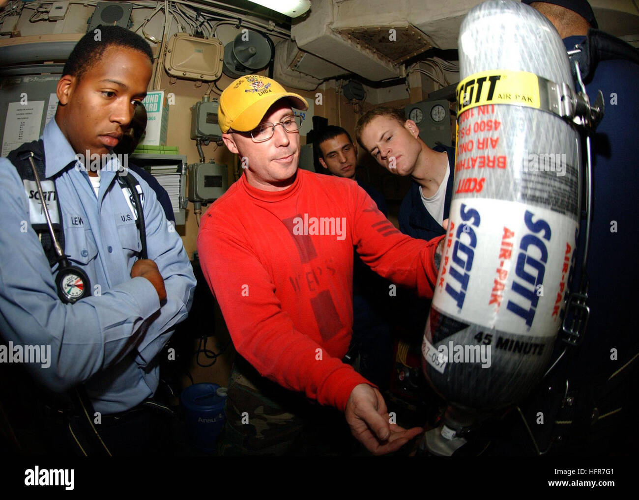 060608-N-5917H-006 Pacific Ocean (June 8, 2006) - Aviation Ordanceman 1st Class Jacques Beaver explains how to use the Self Contained Breathing Apparatus (SCBA) to repair locker members during training aboard the amphibious assault ship USS Boxer (LHD 4). Boxer is actively transitioning to the SCBA in preparation for their Western Pacific deployment scheduled later this year. U.S. Navy photo by Photographer's Mate Airman Heather L. Hyatt (RELEASED) US Navy 060608-N-5917H-006 Aviation Ordanceman 1st Class Jacques Beaver explains how to use the Self Contained Breathing Apparatus (SCBA) to repair Stock Photo