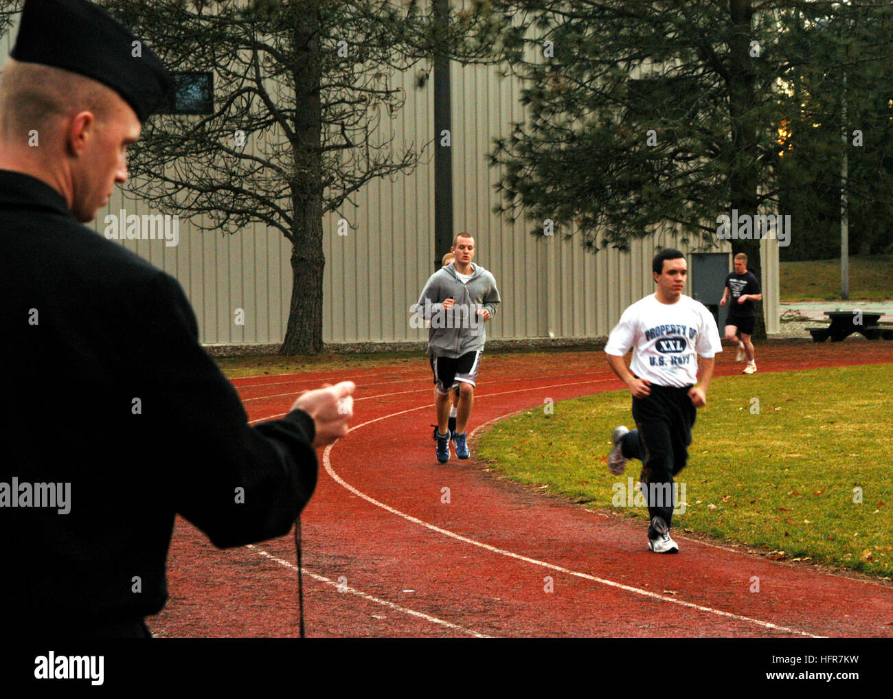 020209-N-7732W-003 Silverdale, Wash. (Feb. 9, 2007) - Machinist's Mate 2nd Class Brian Flowers, assigned to Navy Recruiting District (NRD) Seattle, records the 1.5 mile run time of Delayed Entry Personnel (DEP) during an mock Initial Fitness Assessment (IFA). The new recruits perform the assessment weekly to help them to be physically prepared for Recruit Training Command Great Lakes. U.S. Navy photo by Mass Communication Specialist Seamen Charles Whetstine (RELEASED) US Navy 070209-N-7732W-003 Machinist's Mate 2nd Class Brian Flowers, assigned to Navy Recruiting District (NRD) Seattle, record Stock Photo