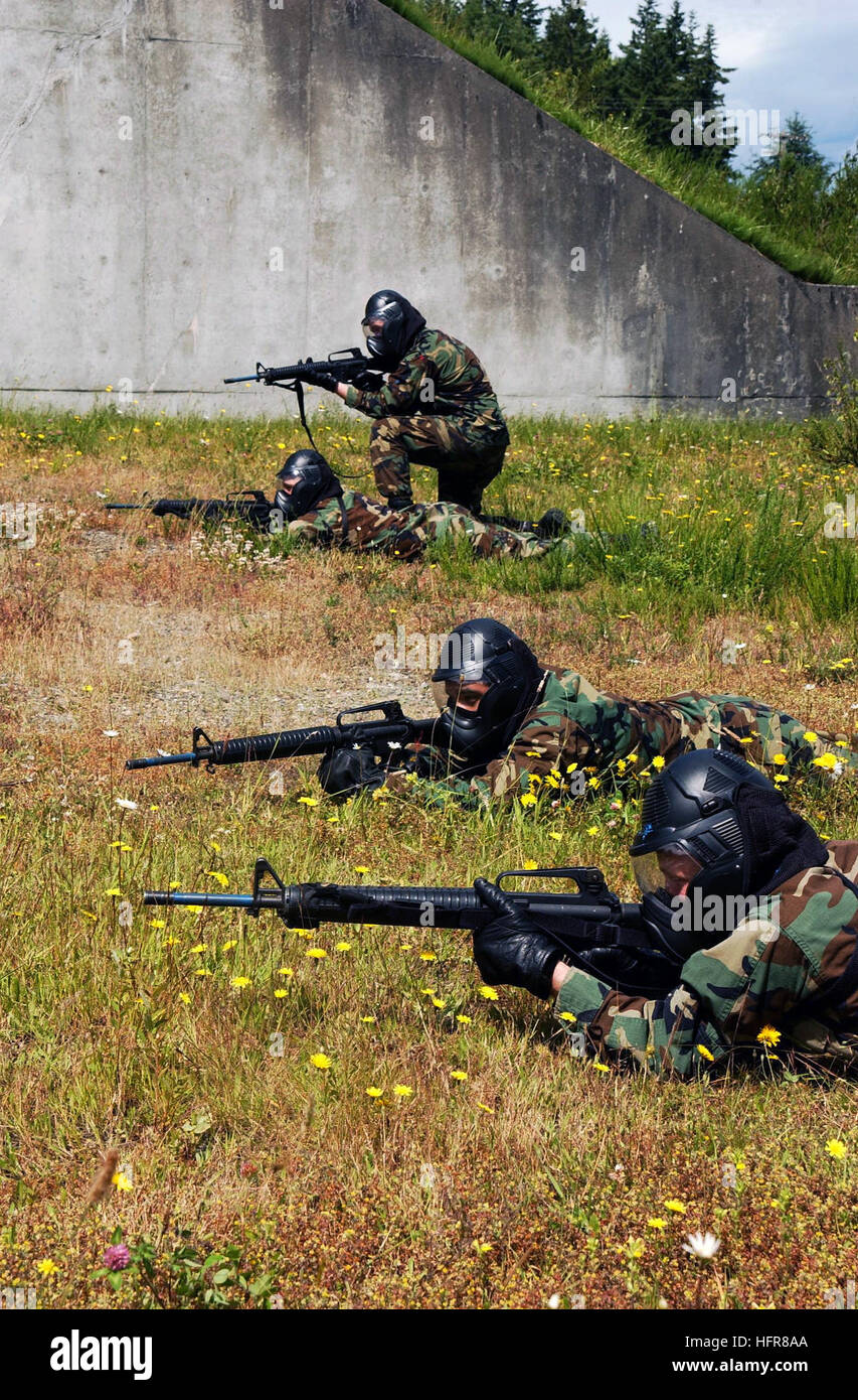 Sailors assigned to Marine Corps Security Forces Company fire M-16 ...