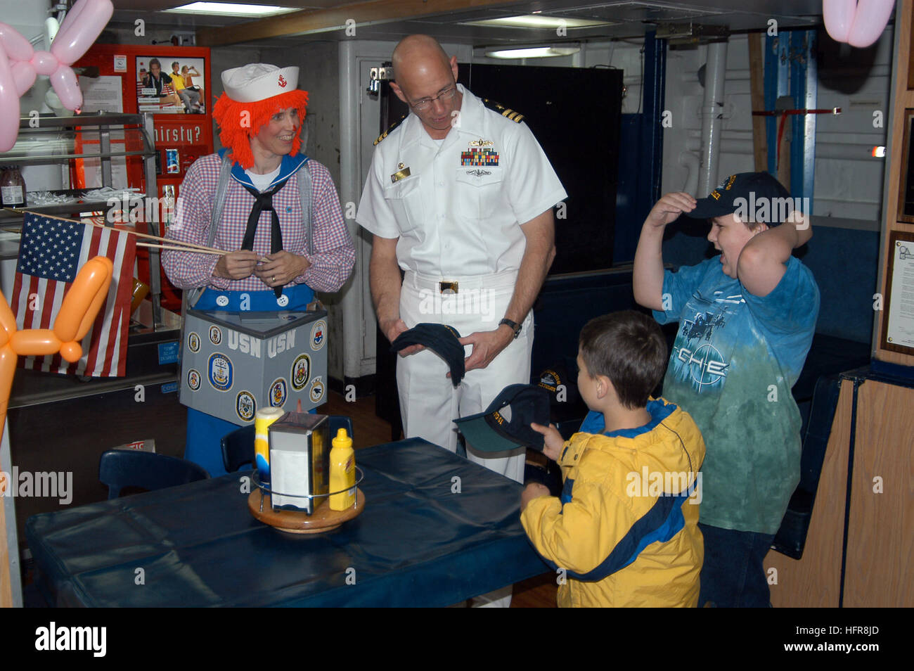 060608-N-6247M-002 Portland, Ore. (June 8, 2006) - USS Ingraham (FFG 61), Commanding Officer Cmdr. Ricks W. Polk and Brenda Johnson (Raggedy Ann) give ship covers to school children during a tour of the ship. Ingraham is making a port call to Portland during the 2006 Rose Festival. U.S. Navy photo by PhotographerÕs Mate 1st Class Bruce McVicar (RELEASED) US Navy 060608-N-6247M-002 USS Ingraham (FFG 61), Commanding Officer Cmdr. Ricks W. Polk and Brenda Johnson (Raggedy Ann) give ship covers to school children during a tour of the ship Stock Photo