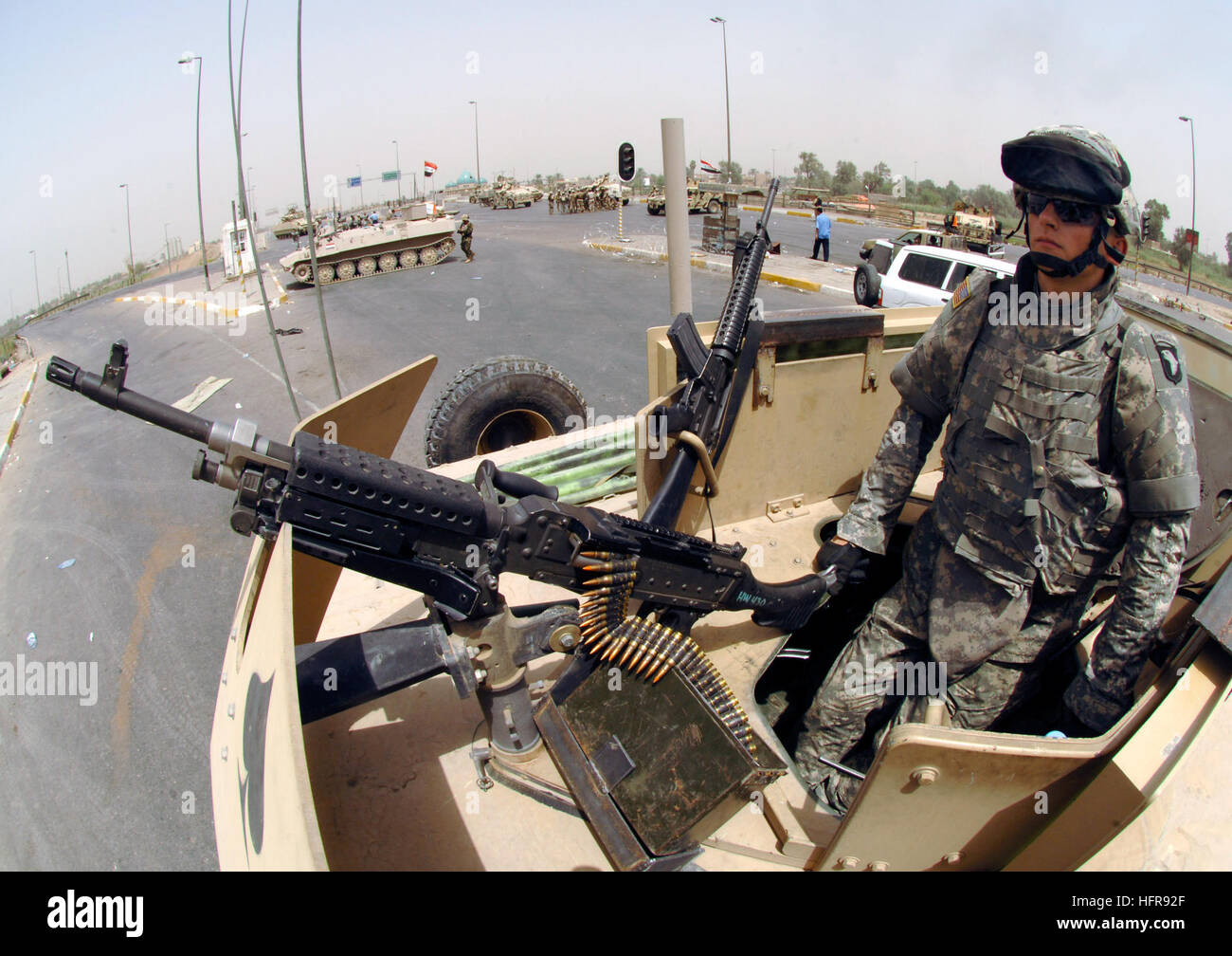 060820-N-7590D-199 Baghdad, Iraq (Aug. 20, 2006) - U.S. Army soldiers assigned to the 506th Regimental Combat Team, 101st Airborne Division assist the 6th Iraqi Army Division and Iraqi Police to secure the streets for Iraqi citizens. Iraqi citizens were observing the death of the 7th Imam, where one million Iraqi Shias are expected to gather at his burial site in Baghdad to mourn his passing. U.S. Navy photo by Mass Communication Specialists 1st Class Keith W. DeVinney (RELEASED) US Navy 060820-N-7590D-199 U.S. Army soldiers assigned to the 506th Regimental Combat Team, 101st Airborne Division Stock Photo