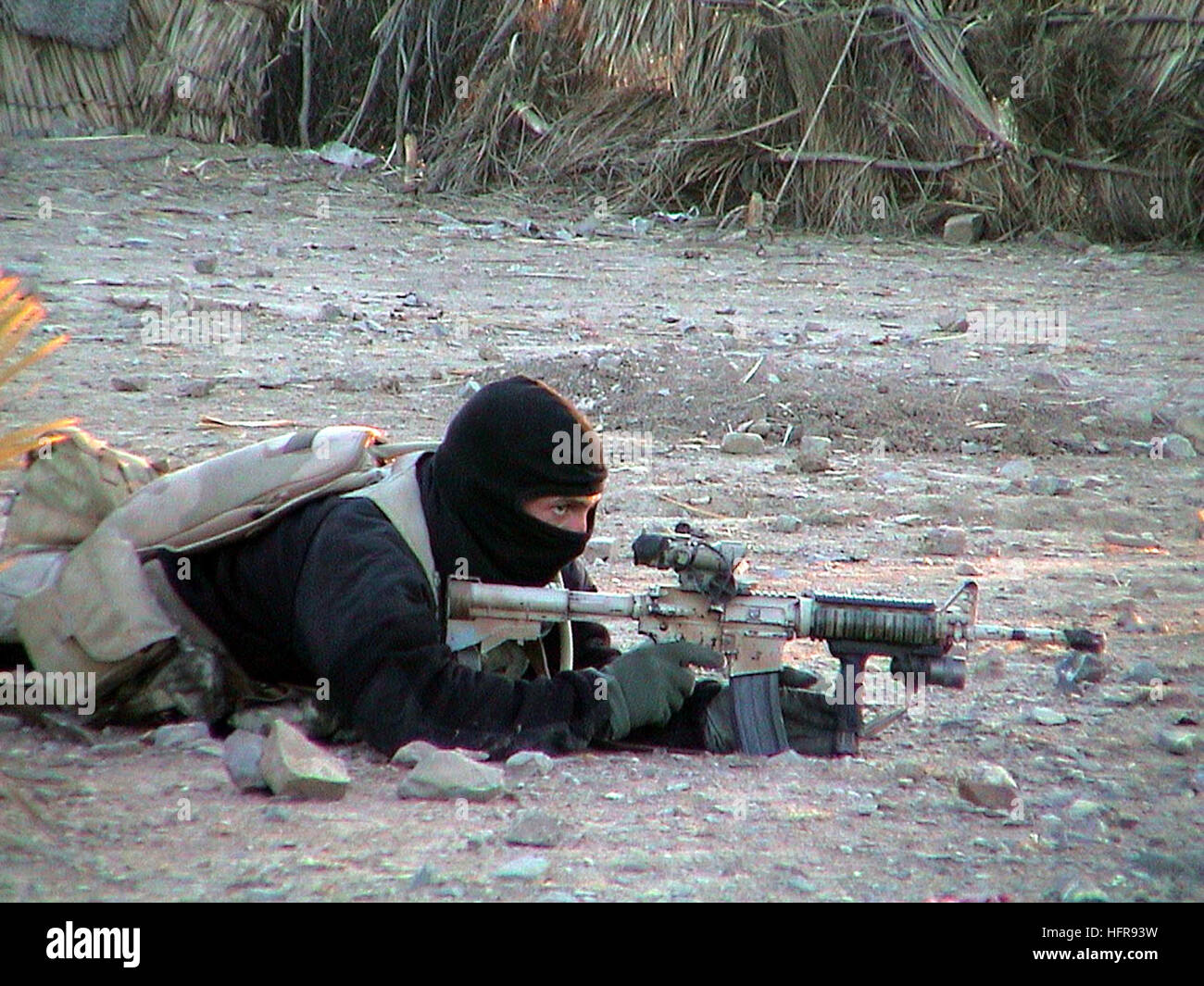 020124-N-6550T-005   Eastern Afghanistan (Jan. 26, 2002) -- A U.S. Navy SEAL member provides cover for his teammates advancing on a suspected location of al-Qaeda and Taliban forces. Navy special operations forces are conducting missions in Afghanistan in support of Operation Enduring Freedom.  U.S. Navy photo (RELEASED) US Navy SEAL team member in Afghanistan 2002 Stock Photo