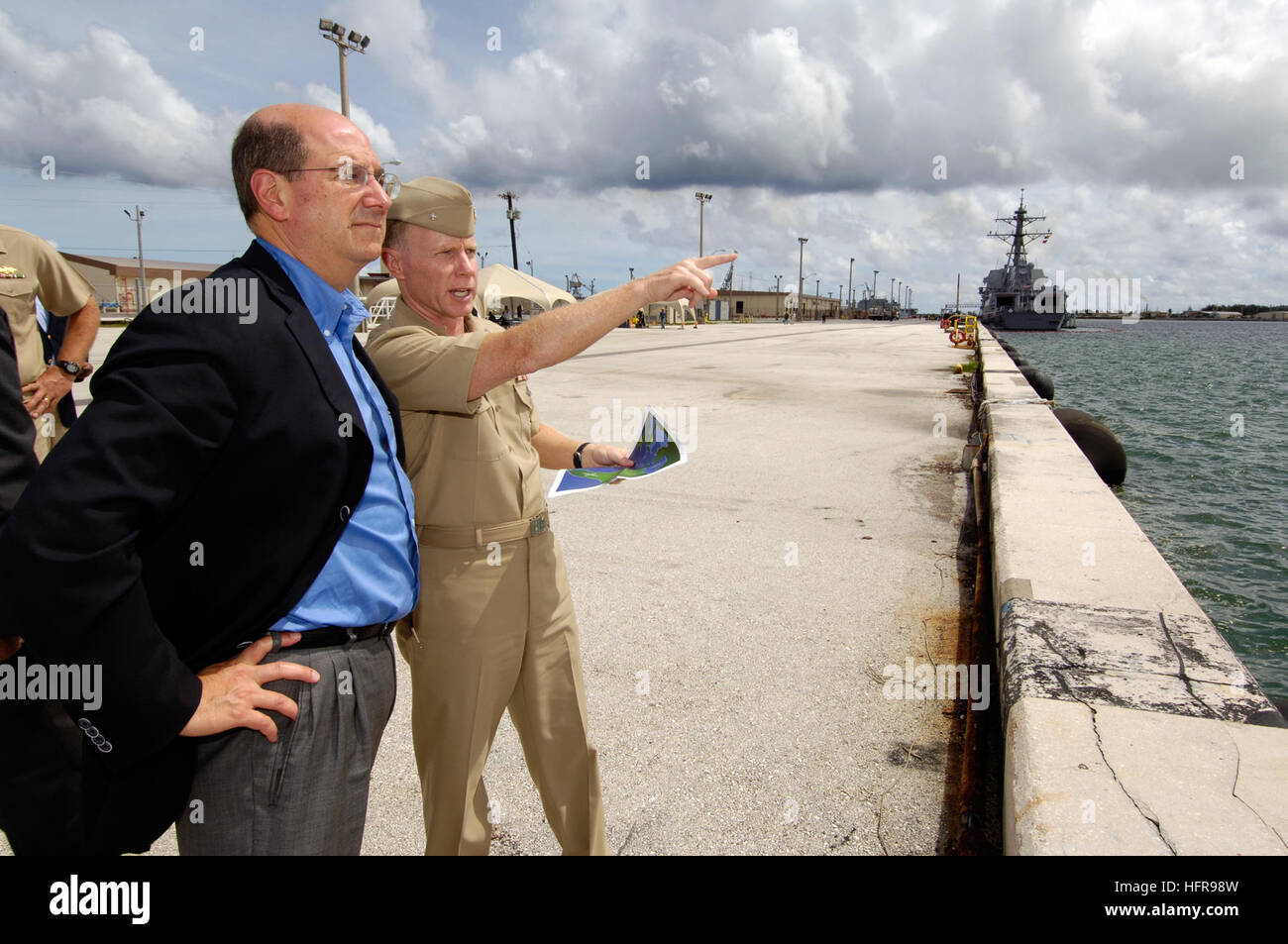 060825-N-3642E-096 Guam (Aug 24, 2006) Ð Commander, U.S. Naval Forces Marianas, Navy Region Marianas Rear Adm. Charles Leidig, right, gives the Secretary of the Navy (SECNAV), the Honorable Dr. Donald C. Winter, a tour of Naval Base, Guam. Winter is in Guam to get a first-hand look at the work being done by the Sailors and Marines stationed in the region. U.S. Navy photo by Mass Communication Specialist 1st Class Shawn P. Eklund (RELEASED) US Navy 060825-N-3642E-096 Commander, U.S. Naval Forces Marianas, Navy Region Marianas Rear Adm. Charles Leidig, right, gives the Secretary of the Navy (SEC Stock Photo