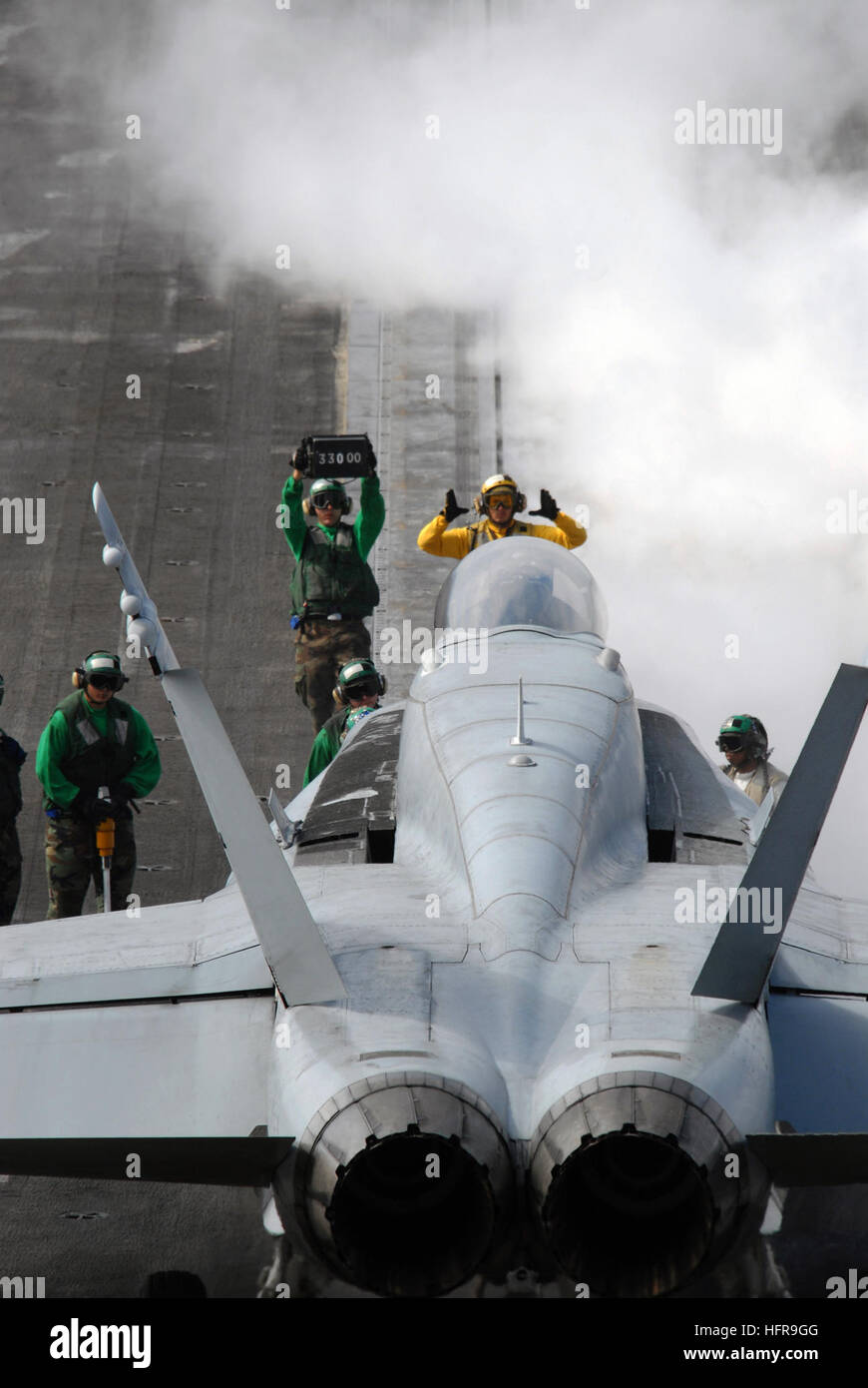 060829-N-7526R-050 Pacific Ocean (Aug. 29, 2006) - An aircraft handler lines up an F/A-18C Hornet on the number-one catapult prior to take off during flight operations aboard the Nimitz-class aircraft carrier USS Ronald Reagan (CVN 76). Reagan is currently underway conducting Fleet Replacement Squadron Carrier Qualifications (FRS-CQ). U.S. Navy photo by Mass Communication Specialist 3rd Class Marc Rockwell-Pate (RELEASED) US Navy 060829-N-7526R-050 An aircraft handler lines up an F-A-18C Hornet on the number-one catapult prior to take off during flight operations aboard the Nimitz-class aircra Stock Photo