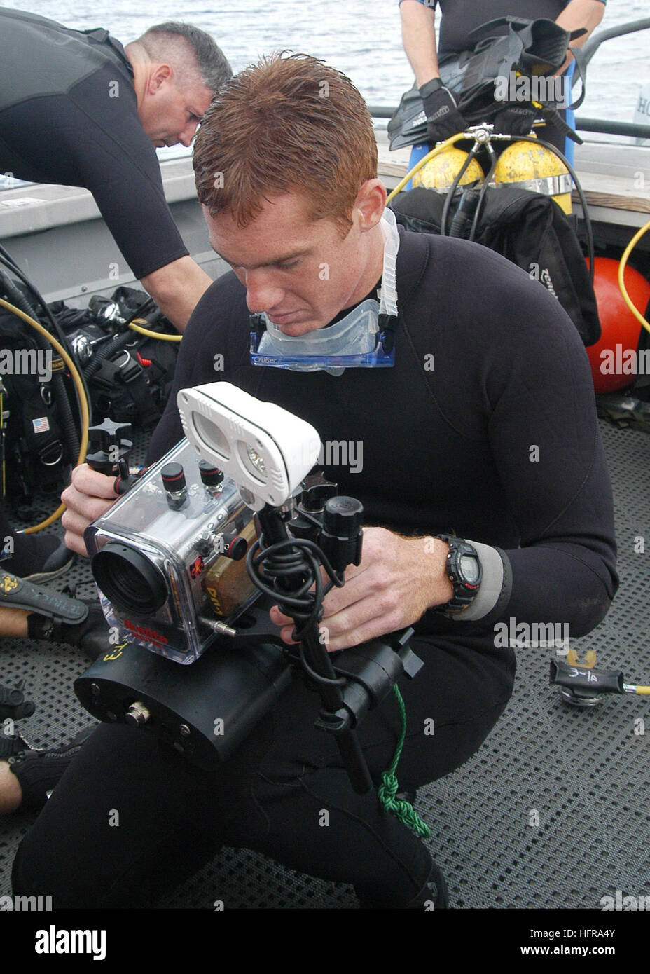 060504-N-6775N-012 Honolulu, Hawaii (May 4, 2006) - Electrician's Mate 1st Class Mark Trumbull assigned to Mobile Diving and Salvage Unit One (MDSU-1) Detachment Three inspects his camera and underwater housing just prior to entering the water. Detachment Three was conducting Self Contained Underwater Breathing Apparatus (SCUBA) training on the 178 foot Sea Tiger located in 120 feet of water off OahuÕs south shore. U.S. Navy photo by Photographer's Mate 2nd Class Justin P. Nesbitt (RELEASED) US Navy 060504-N-6775N-012 Electrician's Mate 1st Class Mark Trumbull assigned to Mobile Diving and Sal Stock Photo