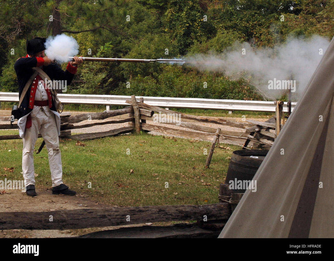 061019-N-4821D-693 Yorktown, Va. (Oct. 19, 2006) - Retired Chief Aviation Structural Mechanic Don Reimert, a historical interpreter, fires a flintlock musket during a demonstration. The event was held as part of the 225th anniversary of the Revolutionary War Yorktown Victory Celebration. U.S. Navy photo by Mass Communication Specialist 2nd Class Christopher Delano (RELEASED) US Navy 061019-N-4821D-693 Retired Chief Aviation Structural Mechanic Don Reimert, a historical interpreter, fires a flintlock musket during a demonstration Stock Photo