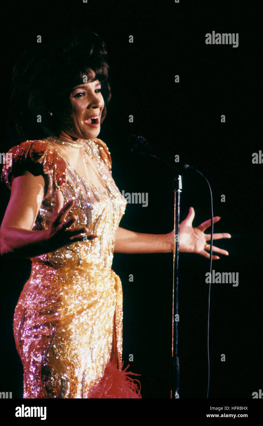 SHIRLEY BASSEY British singer on stage performing 1990 Stock Photo