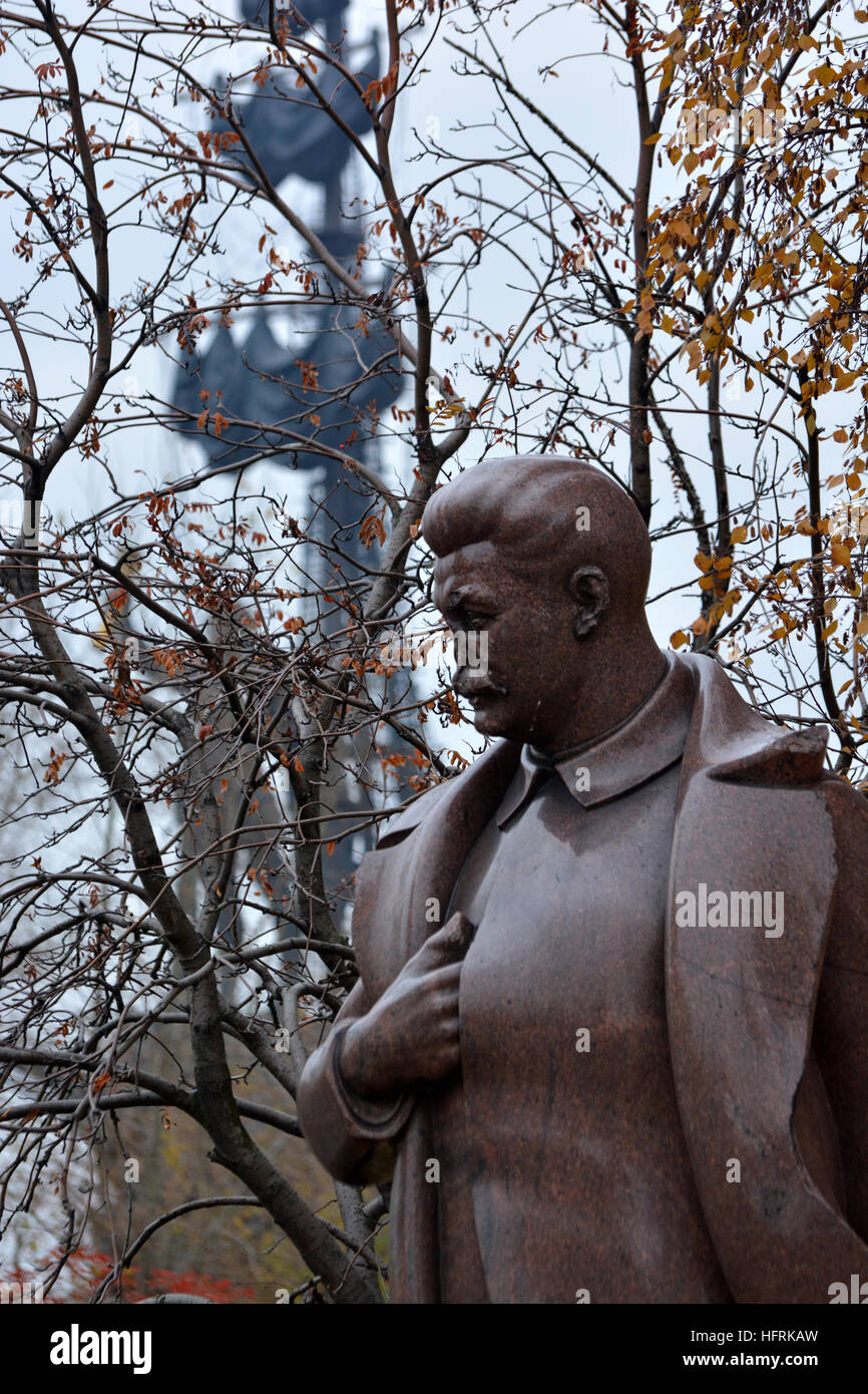 The broken statue of Stalin in the Garden of Fallen Heroes, Moscow, Russia Stock Photo
