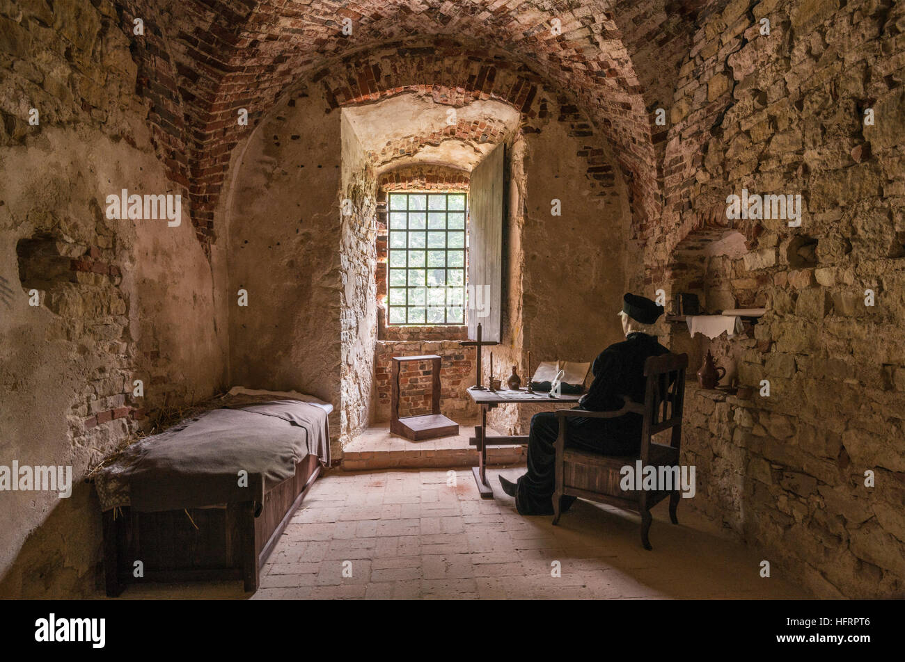 Medieval prison cell hi-res stock photography and images - Alamy