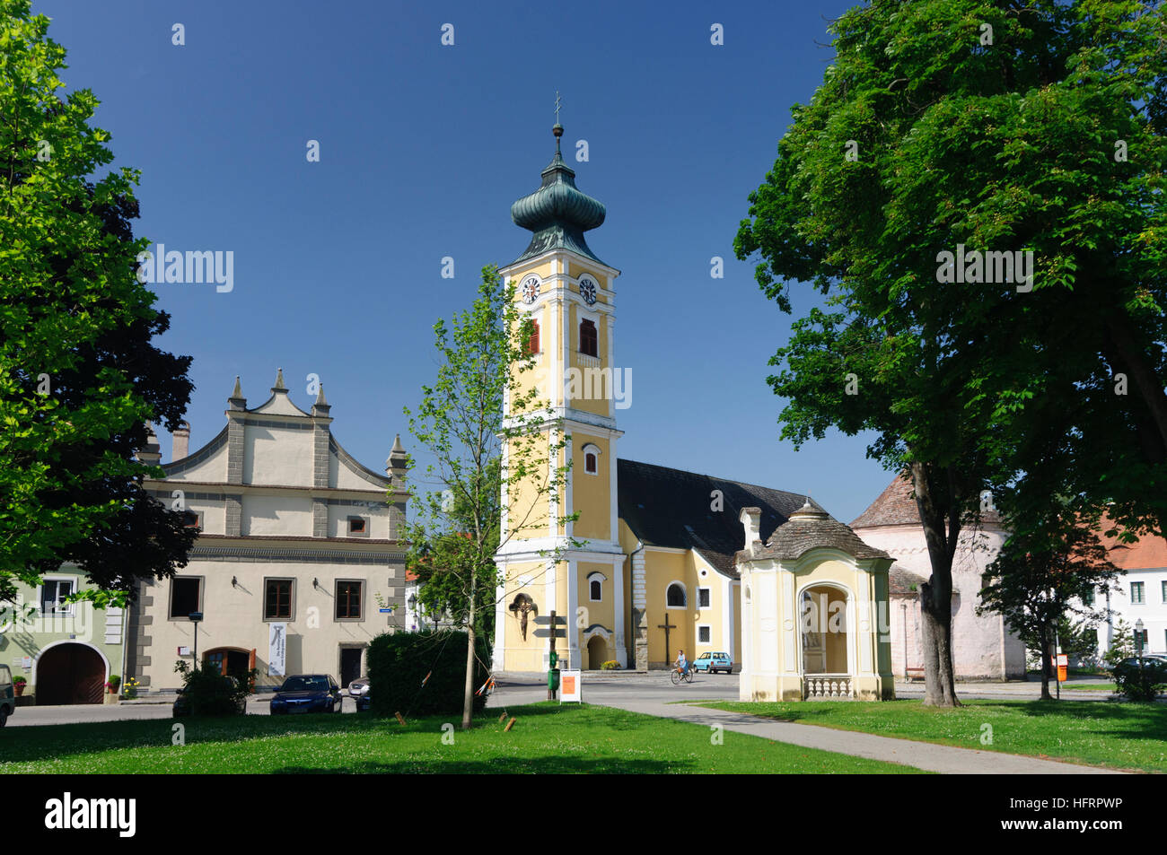 Hadersdorf-Kammern: Market square with a town hall, parish church and ossuary in Hadersdorf am Kamp, Waldviertel, Niederösterreich, Lower Austria, Aus Stock Photo