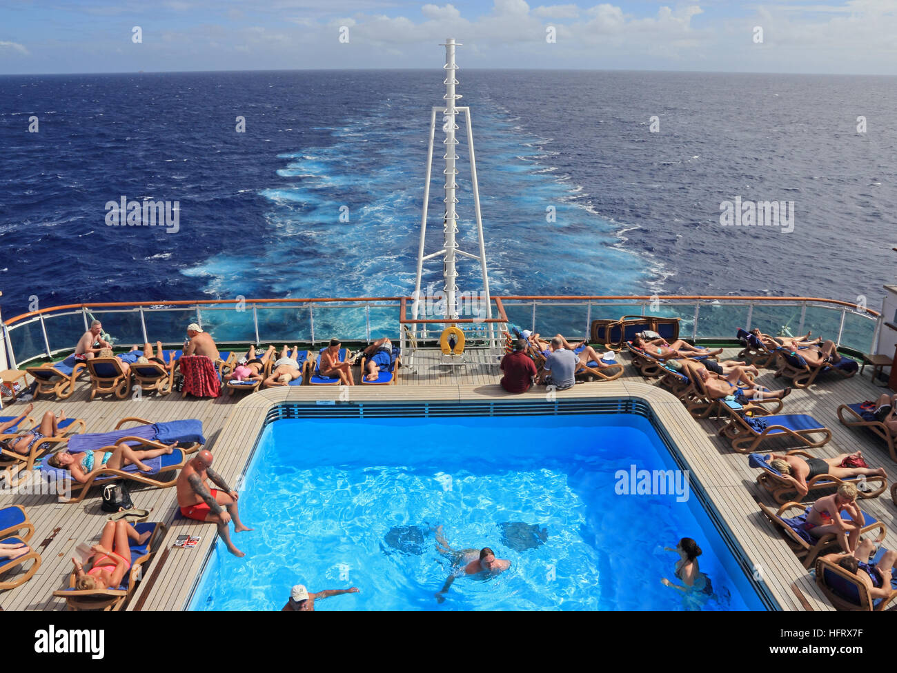 Haut 94+ imagen cruise ship pool fr.thptnganamst.edu.vn