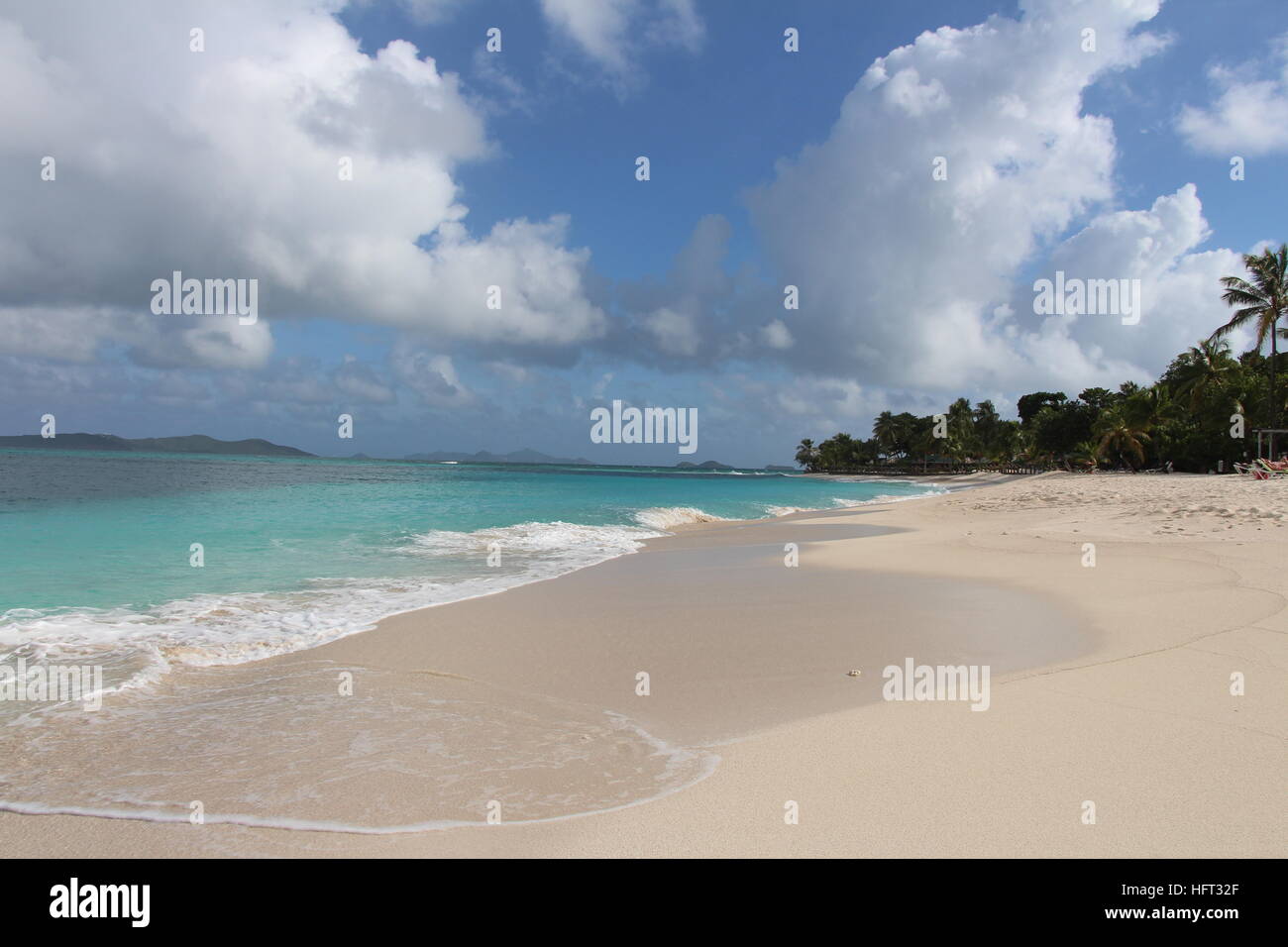 Blue sky caribbean beach hi-res stock photography and images - Alamy