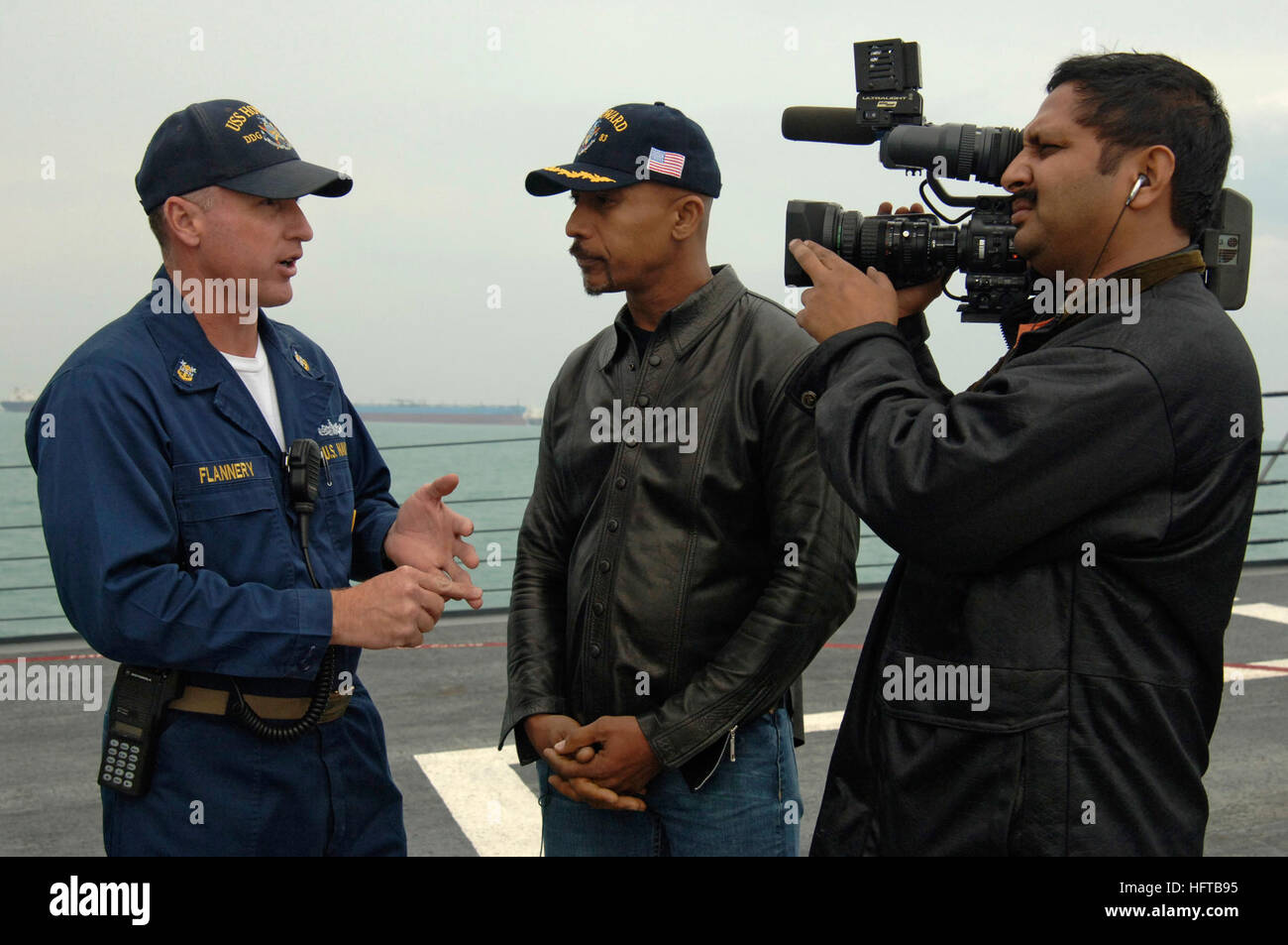 061205-N-8148A-061 Persian Gulf (Dec. 5, 2006) - Montel Williams interviews Command Master Chief David Flannerry aboard guided-missile destroyer USS Howard (DDG 83). Williams, a talk show host and a former U.S. Navy lieutenant commander, traveled to the 5th Fleet area of operations to collect footage for a holiday special dedicated to U.S. service members. U.S. Navy photo by Mass Communication Specialist 2nd Class Kitt Amaritnant (RELEASED) US Navy 061205-N-8148A-061 Montel Williams interviews Command Master Chief David Flannerry aboard guided-missile destroyer USS Howard (DDG 83) Stock Photo