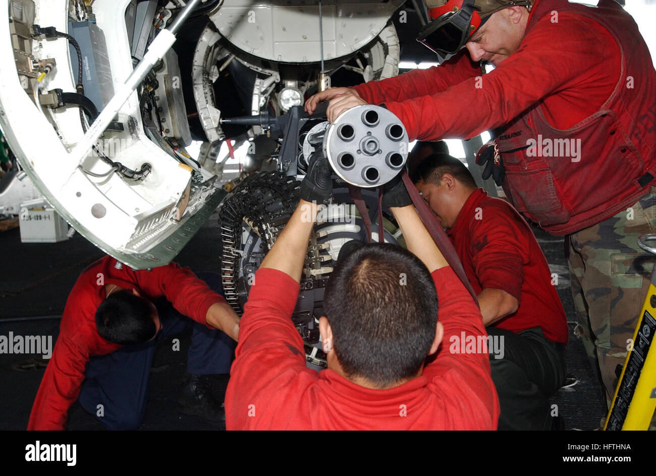 070317-N-4009P-195 PACIFIC OCEAN (March 17, 2007) - Aviation ordnancemen work together to extract the 20mm Vulcan Cannon from an F/A-18E Super Hornet, assigned to the ÒEaglesÓ of Strike Fighter Squadron (VFA) 115, for a routine inspection aboard Nimitz-class aircraft carrier USS Ronald Reagan (CVN 76). Ronald Reagan Carrier Strike Group and embarked Carrier Air Wing (CVW) 14 are underway in support of operations in the western Pacific. U.S. Navy photo by Mass Communication Specialist Seaman Joe Painter (RELEASED) US Navy 070317-N-4009P-195 Aviation ordnancemen work together to extract the 20mm Stock Photo