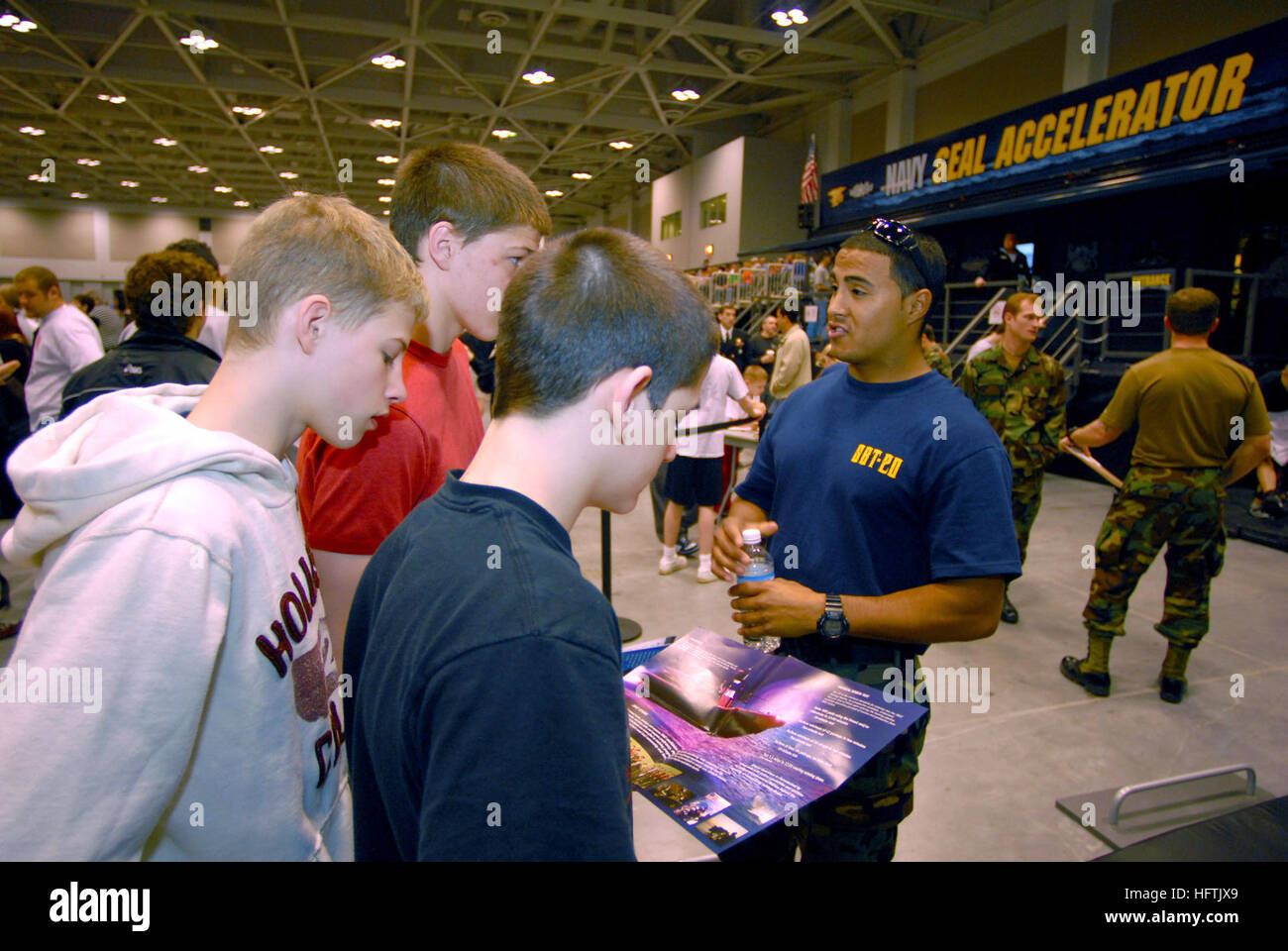070330-N-4515N-009  VIRGINIA BEACH, Va. (March 30, 2007) - Special Warfare Boat Operator 2nd Class Ronnie Longoria from Special Boat Team 20 talks with high school students attending the National High School Wrestling Championship at the Virginia Beach Convention Center. Longoria volunteered to work with the Navy SEAL Accelerator, which travels the country introducing careers that are available in the Navy special warfare community. U.S. Navy photo by Mass Communication Specialist Seaman Apprentice Joshua Adam Nuzzo (RELEASED) US Navy 070330-N-4515N-009 Special Warfare Boat Operator 2nd Class  Stock Photo