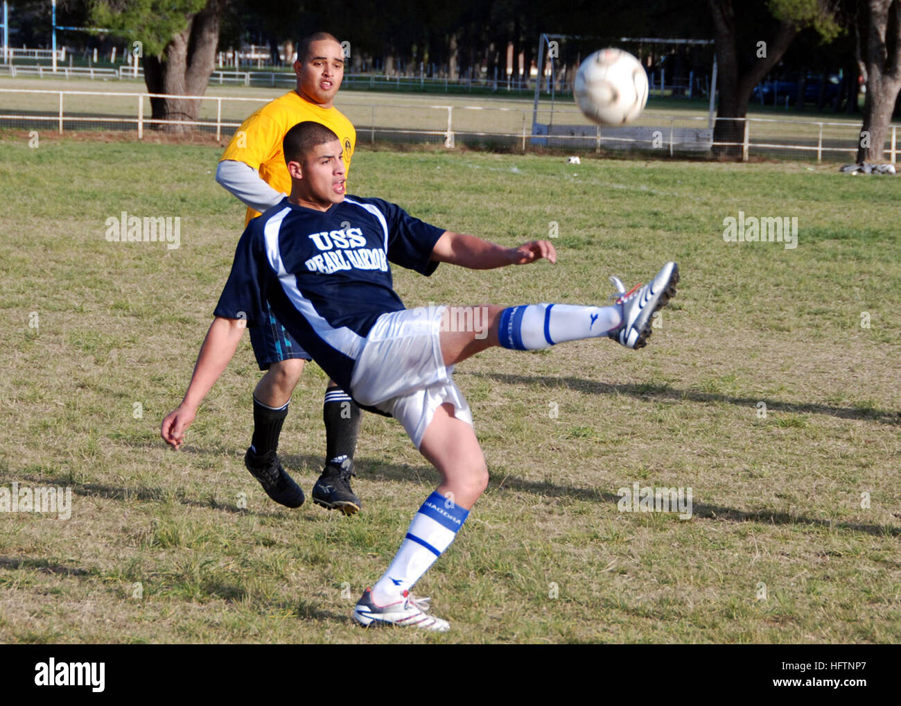 070512-N-4021H-062 PUERTO BELGRANO (May 12, 2007) Ð Boatswain Mate 2nd Class Gaston Garcia, a member of USS Pearl Harbor (LSD 52) Soccer Team, clears a ball away from the net during a tournament involving U.S. and foreign squads during Partnership of the Americas (PAO) 2007. The focus of POA is to enhance relationships with partner nations through a variety of exercises and events at sea and on shore throughout South America and the Caribbean. U.S. Navy photo by Mass Communication Specialist Seaman Damien Horvath (RELEASED) US Navy 070512-N-4021H-062 Boatswain Mate 2nd Class Gaston Garcia, a m Stock Photo