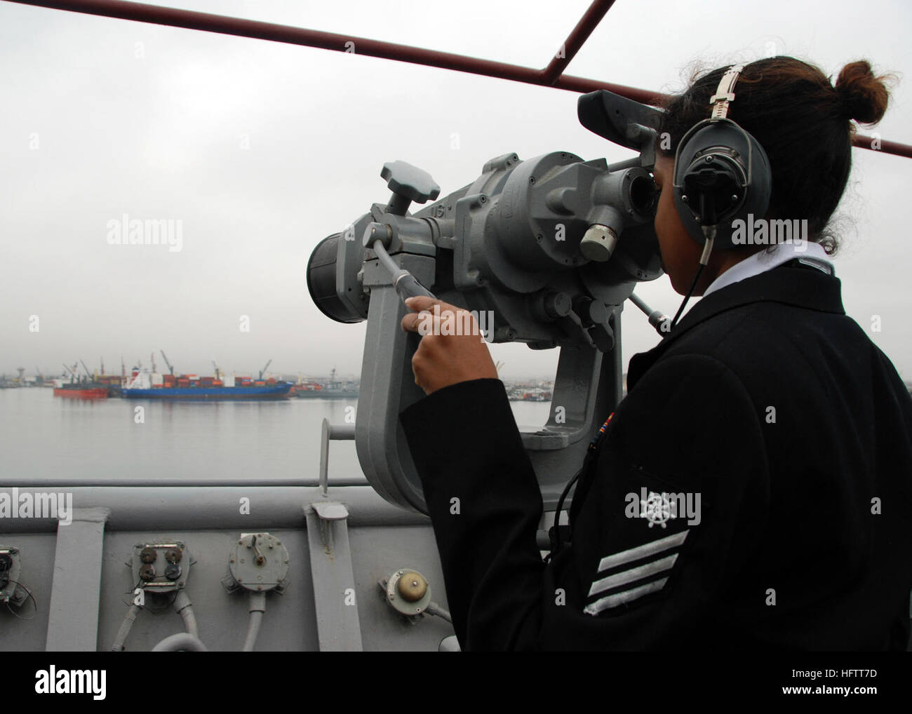 070702-N-4021H-018 CALLAO, Peru (July 2, 2007) - Quartermaster Seaman Salome Jeronimo looks through the big eyes while USS Pearl Harbor (LSD 52) moors in Peru during Partnership of the Americas (POA) 2007. POA is focusing on enhancing relationships with partner nations through a variety of exercises and events at sea and on shore throughout Latin America and the Caribbean. U.S. Navy photo by Mass Communication Specialist 3rd Class Damien Horvath (RELEASED) US Navy 070702-N-4021H-018 Quartermaster Seaman Salome Jeronimo looks through the big eyes while USS Pearl Harbor (LSD 52) moors in Peru du Stock Photo