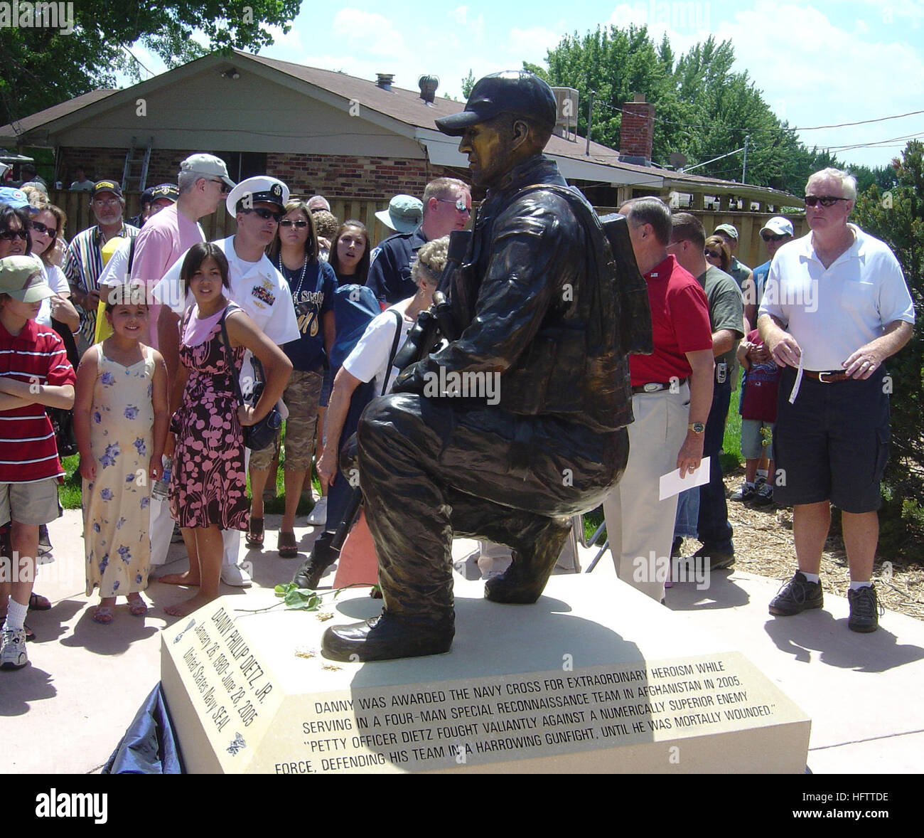 070704-N-0122P-002 LITTLETON, Colo. (July 4, 2007) Ð GunnerÕs Mate 2nd Class (SEAL) Danny P. Dietz was honored by his hometown of Littleton with the dedication of a larger-than-life bronze statue in a park near his childhood family home. An estimated 3,000 people crowded the new park to honor the SailorÕs memory. Guest speakers included The Honorable Donald C. Winter, Commander, Naval Special Warfare Command, Rear Admiral Joseph Kernan; United States Congressman Tom Tancredo; Medal of Honor recipient and Petty Officer (SEAL) Mike Thornton and Mrs. Tiffany Bitz, Dietz' sister. The master of cer Stock Photo