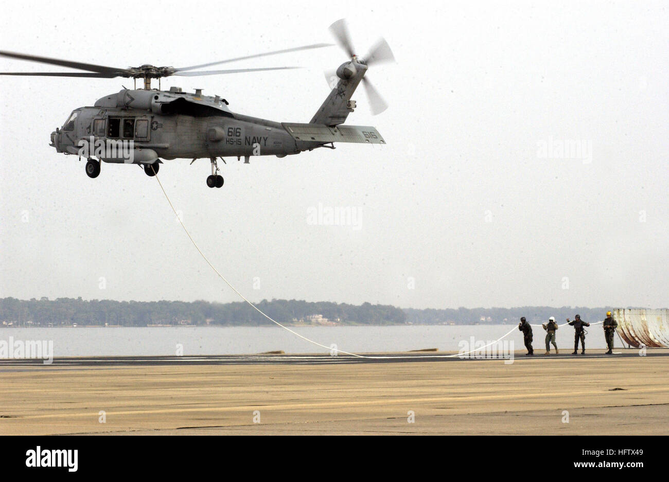 070807-N-3503S-002 JACKSONVILLE, Fla. (Aug. 7, 2007) - Sailors assigned to Explosive Ordnance Disposal Mobile Unit Six (EODMU) 6, hold a line attached to an HH-60H Seahawk helicopter assigned to the ÒRed LionsÓ of Helicopter Anti-Submarine Squadron Fifteen (HS) 15. The EOD team conducted Special Purpose Insertion-Extraction (SPIE) training over the Saint Johns River. U.S. Navy photo by Mass Communication Specialist 2nd Class Brain Smarr (RELEASED) US Navy 070807-N-3503S-002 Sailors assigned to Explosive Ordnance Disposal Mobile Unit Six (EODMU) 6, hold a line attached to an HH-60H Seahawk heli Stock Photo