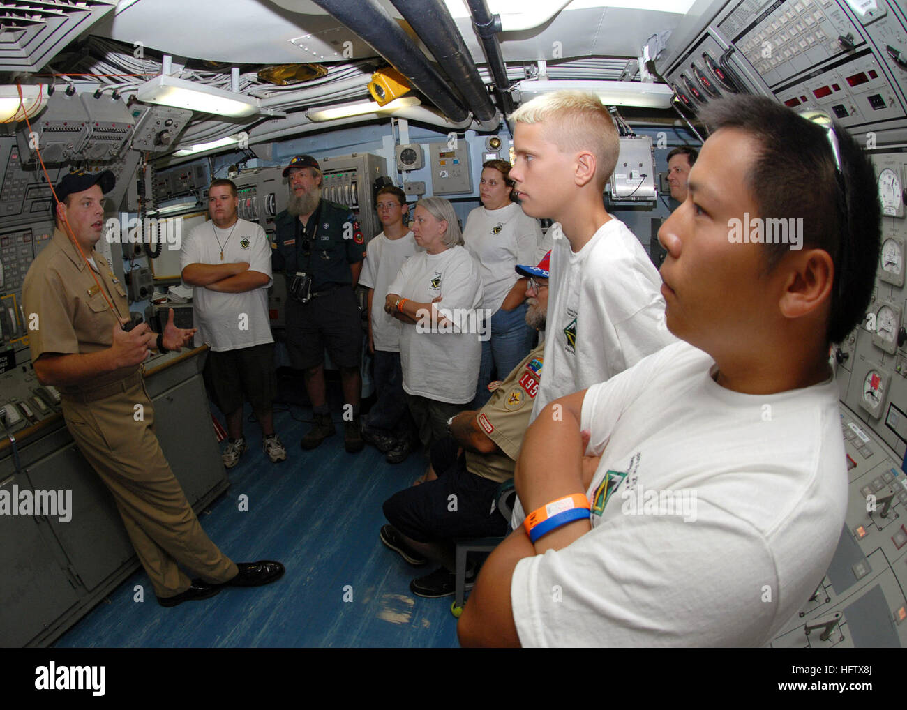 070809-N-9758L-021 PEARL HARBOR, Hawaii (Aug. 9, 2007) - Auxiliary officer, Lt. j.g. Scott Martin, assigned to the guided-missile frigate USS Reuben James (FFG 57), explains the controls and operation of the central control station to Boy Scouts and Troop Leaders from Boy Scout Venture Crew 457 Explorer Post 2195, in Toledo, Ohio, during a ship tour. The scouts interacted with the Sailors during their visit to learn more about life aboard a Navy ship. U.S. Navy photo by Mass Communication Specialist 3rd Class Michael A. Lantron (RELEASED) US Navy 070809-N-9758L-021 Auxiliary officer, Lt. j.g.  Stock Photo