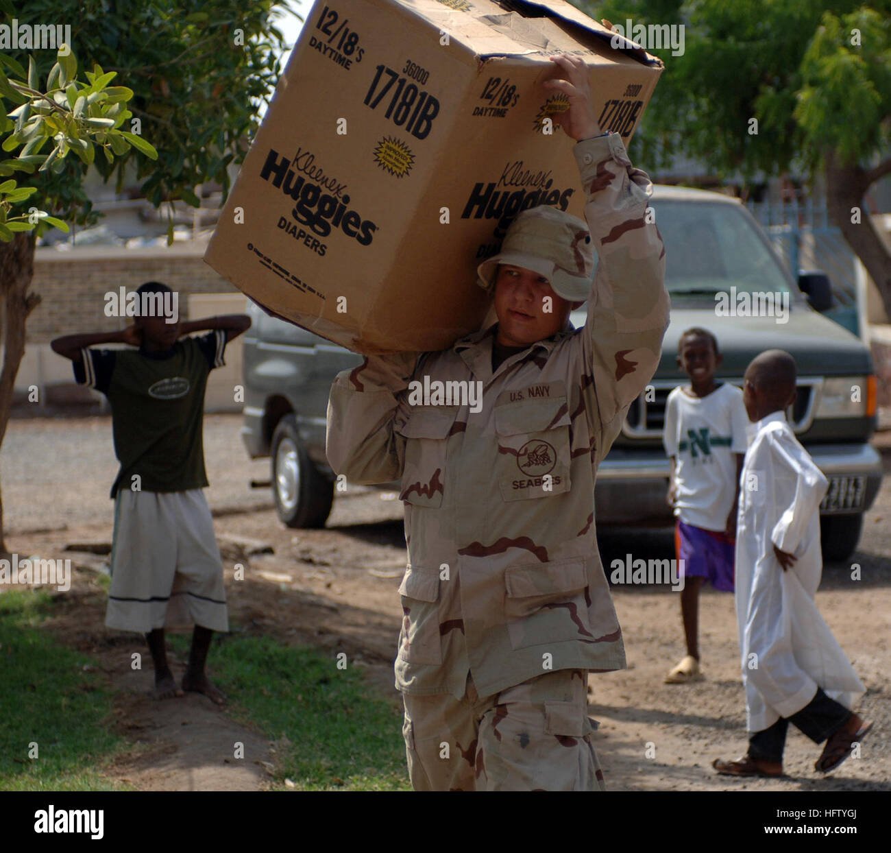070901-N-1003P-007 DJIBOUTI (Sept. 1, 2007) - Equipment Operator 3rd Class Robert Shepherd, Naval Mobile Construction Battalion (NMCB) 40, carries a box of supplies into Centre De Sante Communautaire Arnaud medical facility. U.S. Navy photo by Mass Communication Specialist 1st Class Mary Popejoy (RELEASED) US Navy 070901-N-1003P-007 Equipment Operator 3rd Class Robert Shepherd, Naval Mobile Construction Battalion (NMCB) 40, carries a box of supplies into Centre De Sante Communautaire Arnaud medical facility Stock Photo