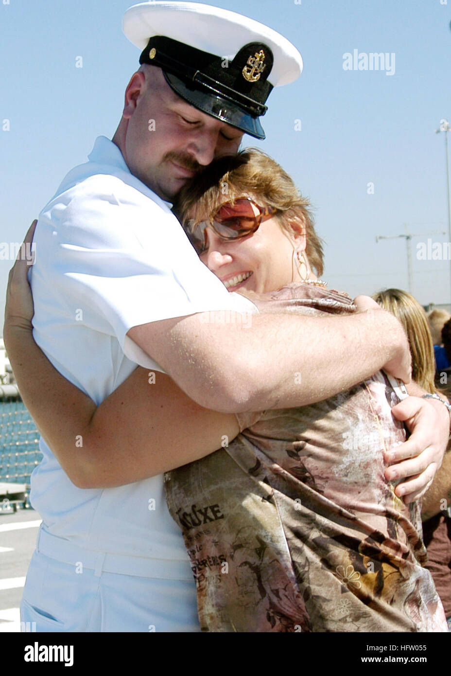 070910-N-5411L-141  SAN DIEGO (Sept. 10, 2007) - Chief Operations Specialist John Hershey, assigned to guided-missile frigate USS Gary (FFG 51), hugs his wife after returning from Yokosuka, Japan, following a hull swap with guided-missile cruiser USS McCampbell (DDG 85). Gary had been forward deployed in Japan for the past eight years, where she participated in a number of international relations visits to foreign ports. U.S. Navy photo by Mass Communication Specialist 1st Class Paula M. Ludwick (RELEASED) US Navy 070910-N-5411L-141 Chief Operations Specialist John Hershey, assigned to guided- Stock Photo
