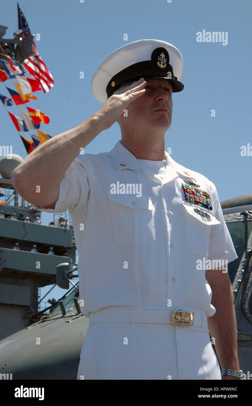 070922-N-7128A-006 PEARL HARBOR, Hawaii (Sept. 22, 2007) - Chief Aviation Ordnanceman Samuel Johnson salutes the USS Arizona Memorial while manning the rails of nuclear-powered aircraft carrier USS Nimitz (CVN 68). Nimitz made a two-day visit to Pearl Harbor to embark guests for a Tiger Cruise to San Diego. Nimitz Strike Group and embarked Carrier Air Wing (CVW) 11 are returning to their homeport of San Diego after a six-month deployment. U.S. Navy photo by Mass Communication Specialist 2nd Class Kristen Allen (RELEASED) US Navy 070922-N-7128A-006 Chief Aviation Ordnanceman Samuel Johnson salu Stock Photo