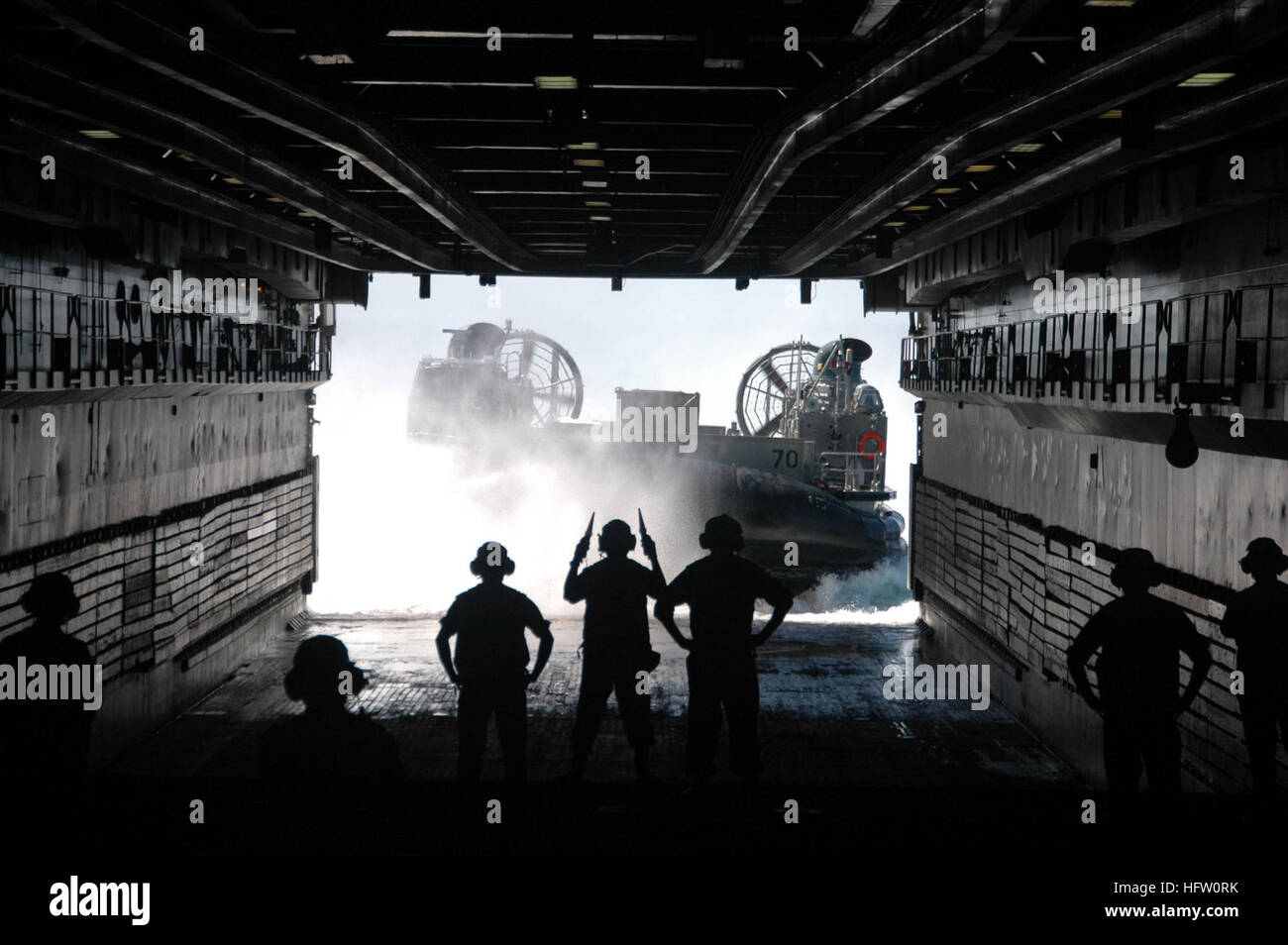 070928-N-0757M-416 ATLANTIC OCEAN (Sept. 28, 2007) - Sailors aboard amphibious transport dock USS Nashville (LPD 13) guide a landing craft air cushion into the ship's well deck as it completes exercises as part of Nassau Strike Group's Expeditionary Strike Group integraton exercise (ESGINT) off the coast of Onslow Bay, N.C. Sailors with the Nassau Strike Group and Marines of the Marine Expeditionary Unit 24 are conducting ESGINT exercises in preparation for a scheduled deployment. U.S. Navy photo by Mass Communication Specialist 1st Class Shonn Moore (RELEASED) US Navy 070928-N-0757M-416 Sailo Stock Photo