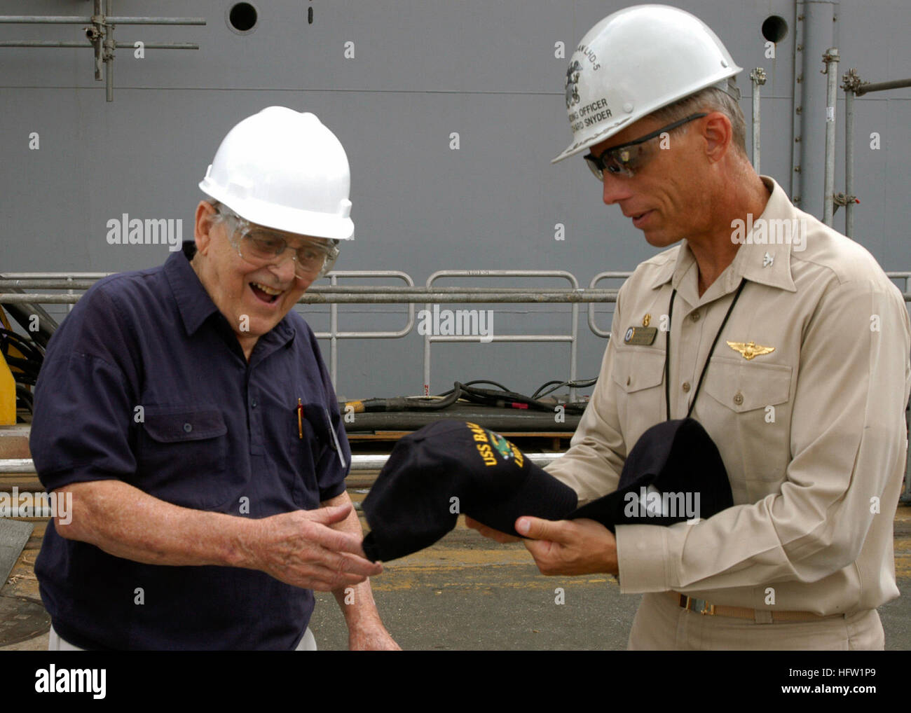 Uss bataan lhd 5 commanding officer hi-res stock photography and images ...