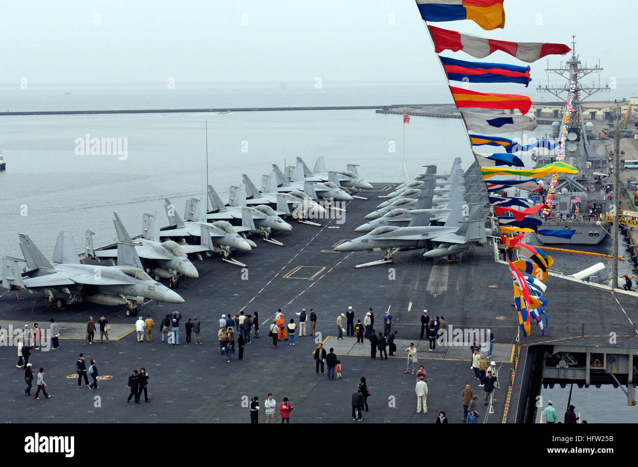 071027-N-7883G-010 MURORAN, Japan (Oct. 27, 2007) - Visitors tour the flight deck of the USS Kitty Hawk (CV 63). More than 23,000 people visited the Navy's oldest aircraft carrier during a port visit. Kitty Hawk and embarked Carrier Air Wing 5 deployed Oct. 21 and are scheduled to participate in an exercise with the Japan Maritime Self-Defense Force in November. U.S. Navy photo by Mass Communication Specialist Seaman Kyle D. Gahlau (RELEASED) US Navy 071027-N-7883G-010 Visitors tour the flight deck of the USS Kitty Hawk (CV 63). More than 23,000 people visited the Navy's oldest aircraft carrie Stock Photo