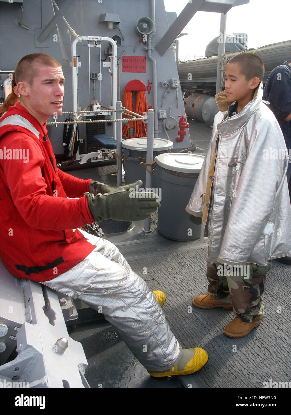 071202-N-1567S-006 PACIFIC OCEAN (Dec. 2, 2007) Damage Controlmen Fireman Derek Holder instructs a Young boy on proper aircraft firefighting procedures during the guided-missile destroyer USS Russell's (DDG 59) friends and family cruise. The ship invited more than 250 family members, friends, and Russell supporters for a weekend trip to Maui. U.S. Navy photo by Ensign Elizabeth Scheimer (Released) US Navy 071202-N-1567S-007 During guided-missile destroyer USS Russell (DDG 59) friends and family cruise, Damage Controlmen Fireman Derek Holder speaks to a Russell guest about proper aircraft firef Stock Photo