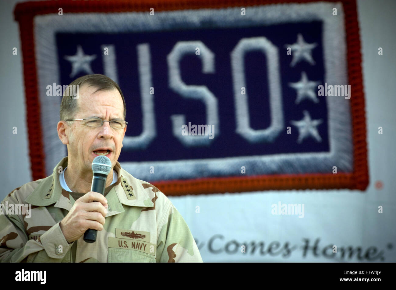 071218-N-0696M-030 KUWAIT (Dec. 18, 2007) Navy Adm. Mike Mullen. chairman of the Joint Chiefs of Staff, introduces Miss USA Rachel Smith during the USO holiday tour stop at Logistics Support Area Kuwait. Along with Smith, Mullen was joined by comedians Lewis Black and Robin Williams, seven-time Tour de France champion Lance Armstrong and award-winning recording artist Kid Rock in the 15-stop, seven-country tour thanking the forward-deployed troops for their sacrifice and service. U.S. Navy photo by Mass Communication Specialist 1st Class Chad J. McNeeley (Released) US Navy 071218-N-0696M-030 N Stock Photo