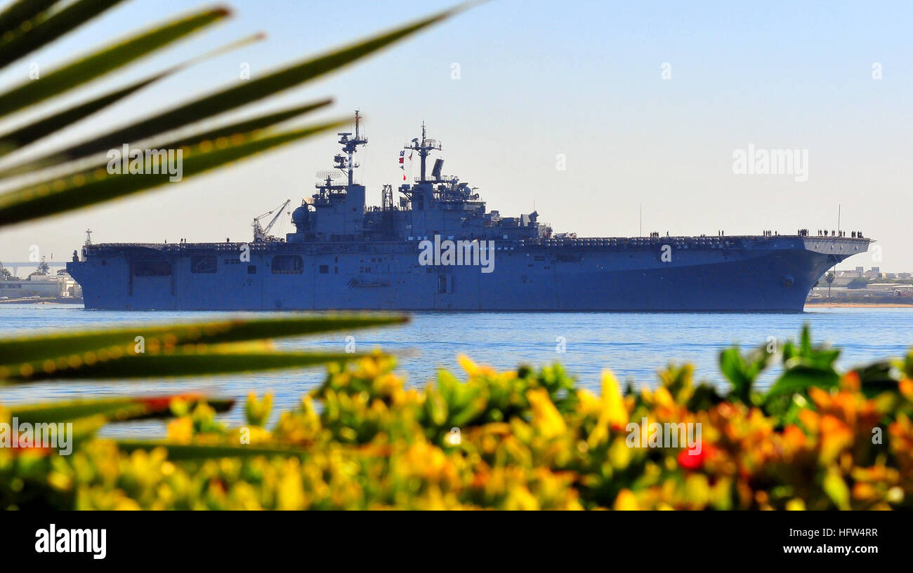 081029-N-7643B-016  SAN DIEGO (Oct. 29, 2008) The amphibious assault ship USS Boxer (LHD 4) transits San Diego Bay. Boxer is preparing for an upcoming deployment early next year. U.S. Navy photo by Mass Communication Specialist 3rd Class David A. Brandenburg (Released) US Navy 081029-N-7643B-016 The amphibious assault ship USS Boxer (LHD 4) transits San Diego Bay Stock Photo