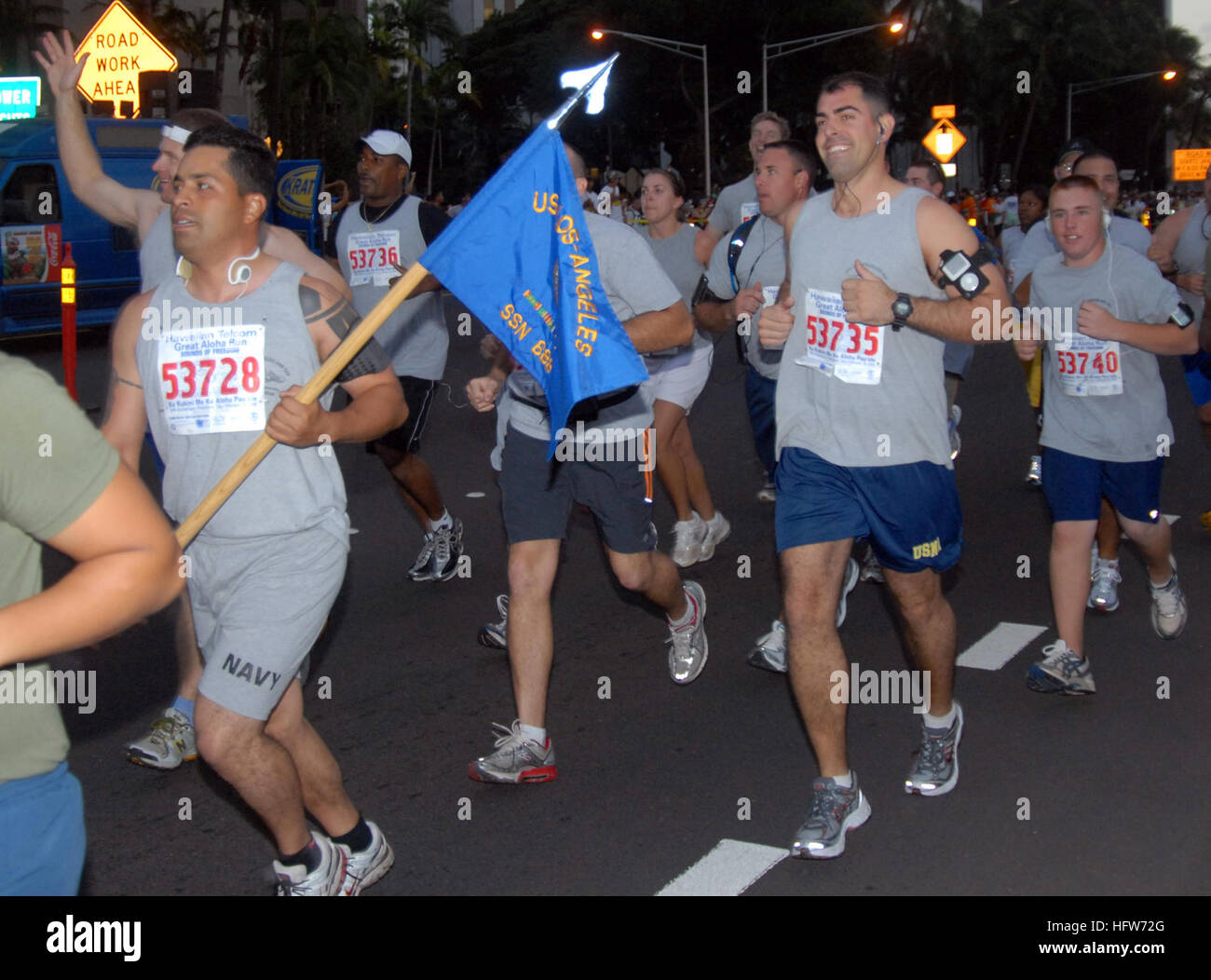 080218-N-9758L-001 HONOLULU (Feb. 18, 2008) Sailors assigned to the Pearl Harbor-based Los Angeles-class fast-attack submarine USS Los Angeles (SSN 688) participate in the 24th annual Hawaiian Telcom Great Aloha Run. The event served as an opportunity for Los Angeles Sailors to enhance their culture of fitness by competing in the annual 8.15-mile run. U.S. Navy photo by Mass Communication Specialist 2nd Class Michael A. Lantron (Released) US Navy 080218-N-9758L-001 Sailors assigned to the Pearl Harbor-based Los Angeles-class fast-attack submarine USS Los Angeles (SSN 688) participate in the 24 Stock Photo
