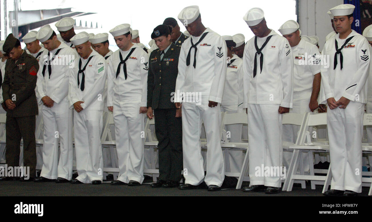 060614-N-6700F-034  Norfolk, Va. (June 14, 2006) - U.S. Sailors, Marines and Soldiers bow their heads in prayer at the conclusion of a naturalization ceremony held aboard the Nimitz-class aircraft carrier USS George Washington (CVN 73). More than 140 U.S. military members from 45 countries took the Oath of Citizenship aboard the nuclear-powered aircraft carrier. The oath highlighted the importance of U.S. citizenship during the naturalization and swearing-in ceremony of military personnel. U.S. Navy Photo by Lithographer Seaman Apprentice Shanika L. Futrell (RELEASED) US Navy 060614-N-6700F-03 Stock Photo