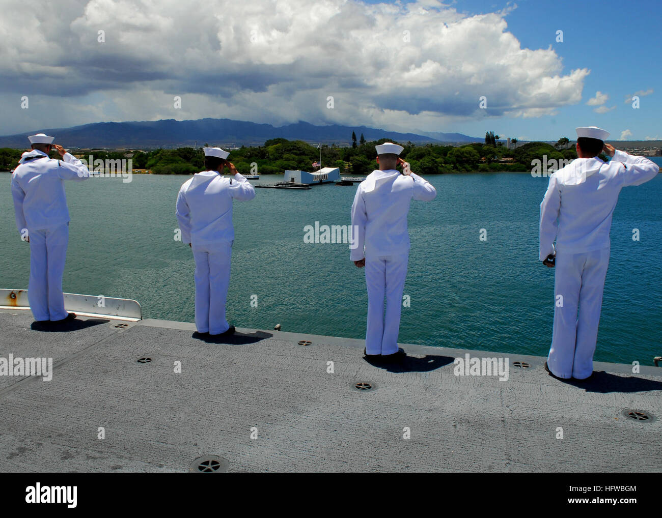 080801-N-2638R-003 PEARL HARBOR, Hawaii (Aug. 1, 2008) Sailors salute the USS Arizona Memorial from the flight deck of the aircraft carrier USS Kitty Hawk (CV 63) as the ship pulls out of Pearl Harbor after participating in Rim of the Pacific (RIMPAC) 2008. Kitty Hawk is the Navy's oldest active duty warship and will be replaced this summer by the nuclear-powered aircraft carrier USS George Washington (CV 73) as the Navy's only permanently forward-deployed aircraft carrier. (U.S. Navy photo by Mass Communication Specialist 3rd Class Bryan Reckard/Released) US Navy 080801-N-2638R-003 Sailors sa Stock Photo