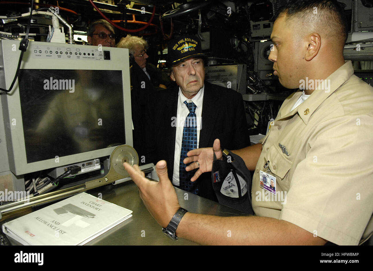080806-N-8467N-001 GROTON, Conn. (Aug. 6, 2008) Chief Fire Control Technician Jason Vega Cruz talks about nagivation aboard the fast-attack submarine USS Philadelphia (SSN 690) to actor and Army Veteran Rip Torn. The 77-year-old Torn visited Philadelphia while on a tour to Submarine Base New London. (U.S. Navy photo by John Narewski/Released) US Navy 080806-N-8467N-001 Chief Fire Control Technician Jason Vega Cruz talks about nagivation aboard the fast-attack submarine USS Philadelphia (SSN 690) to actor and Army Veteran Rip Torn Stock Photo