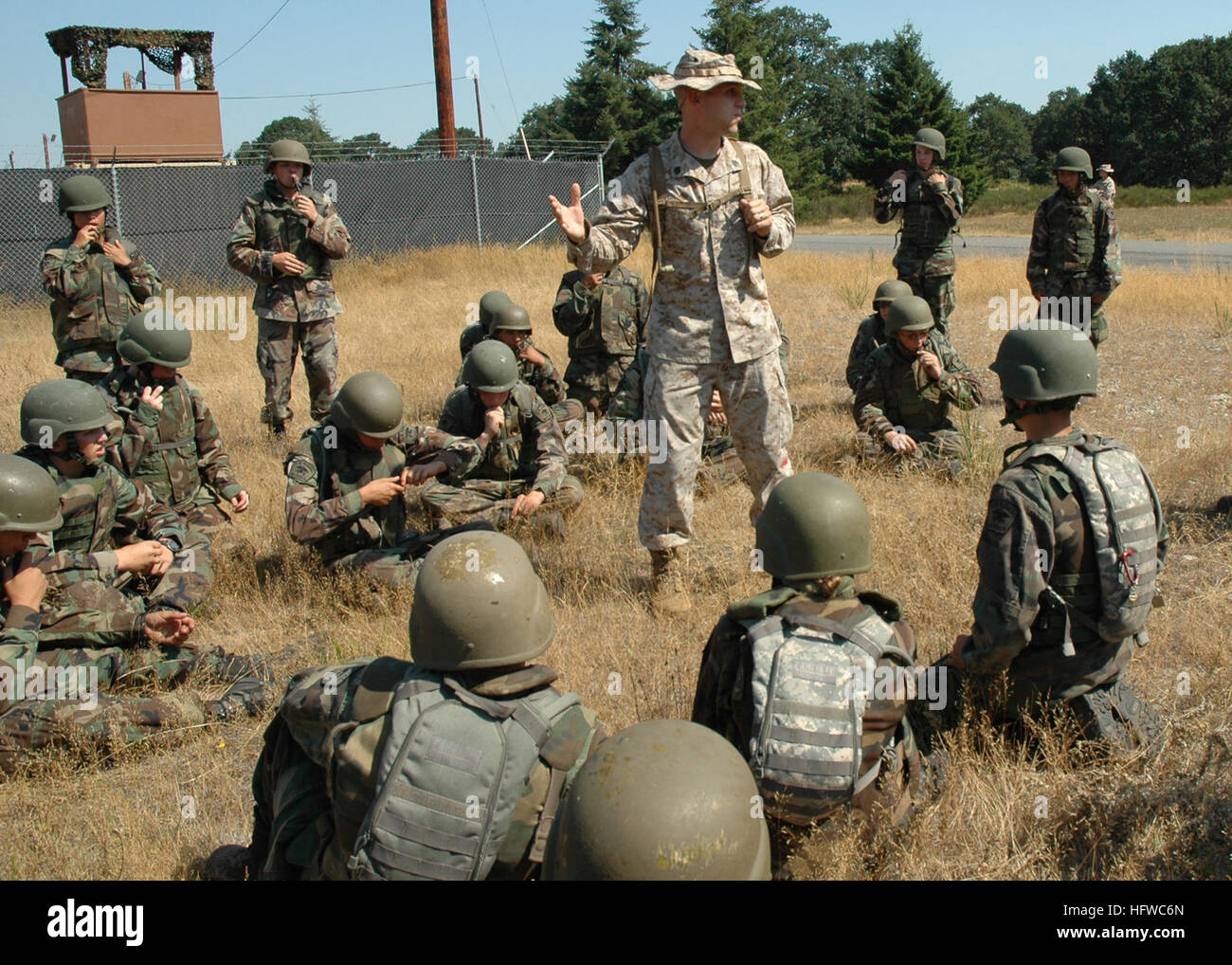 080816-N-2296G-036 FORT LEWIS, Wash. (Aug. 23, 2008) Marine Staff Sgt. Christopher Reid, a member of the Marine Corps Reserve, briefs 40 U.S. Naval Sea Cadets on combat field tactics as part of their field medical training during a three-week course sponsored by Region 13 United States Naval Sea Cadet Corps. (U.S. Navy photo by Mass Communication Specialist 1st Class Dave Gordon/Released) US Navy 080816-N-2296G-036 Marine Staff Sgt. Christopher Reid, a member of the Marine Corps Reserve, briefs 40 U.S. Naval Sea Cadets on combat field tactics as part of their field medical training Stock Photo